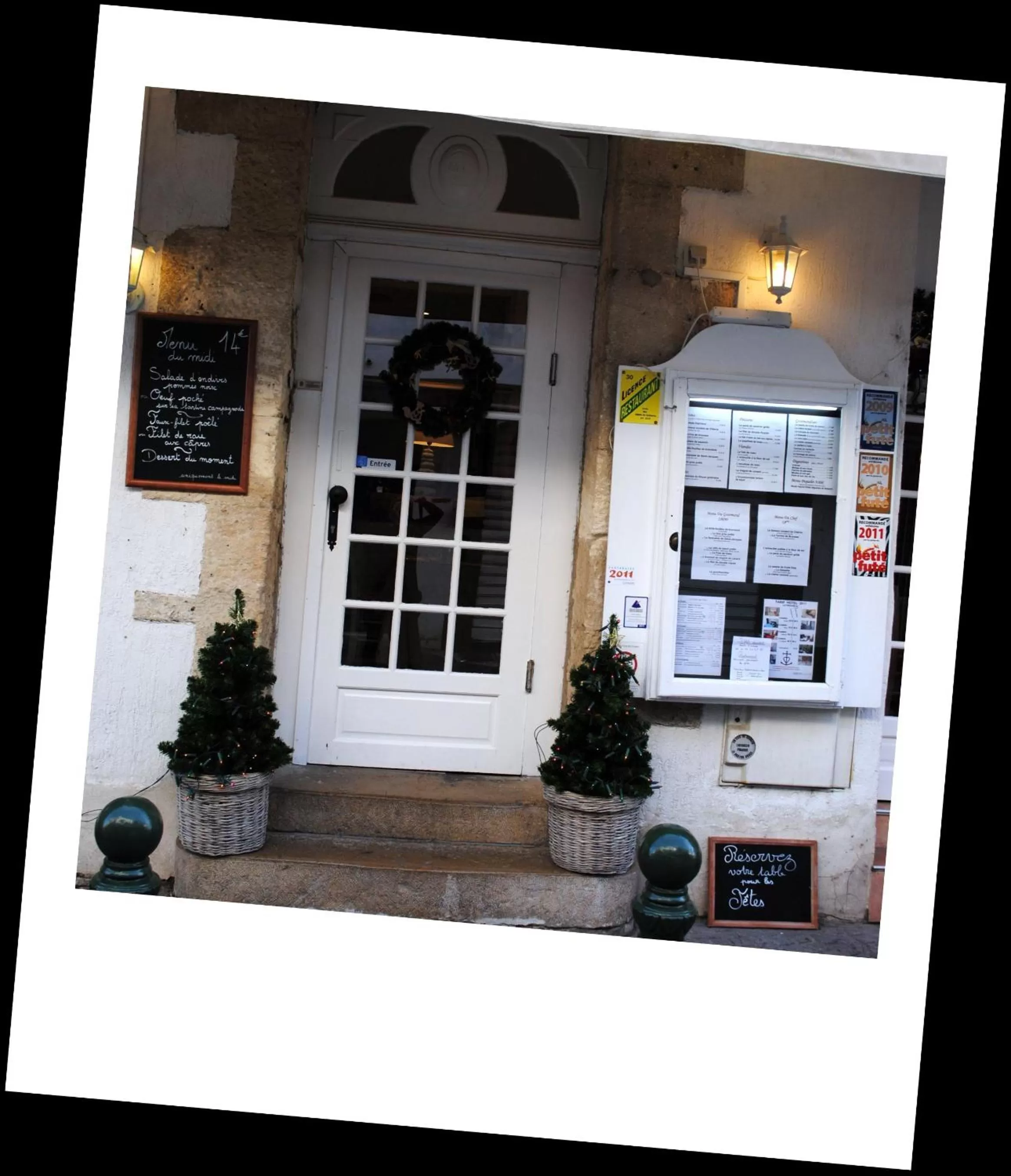 Decorative detail in Hôtel Restaurant Le Provençal