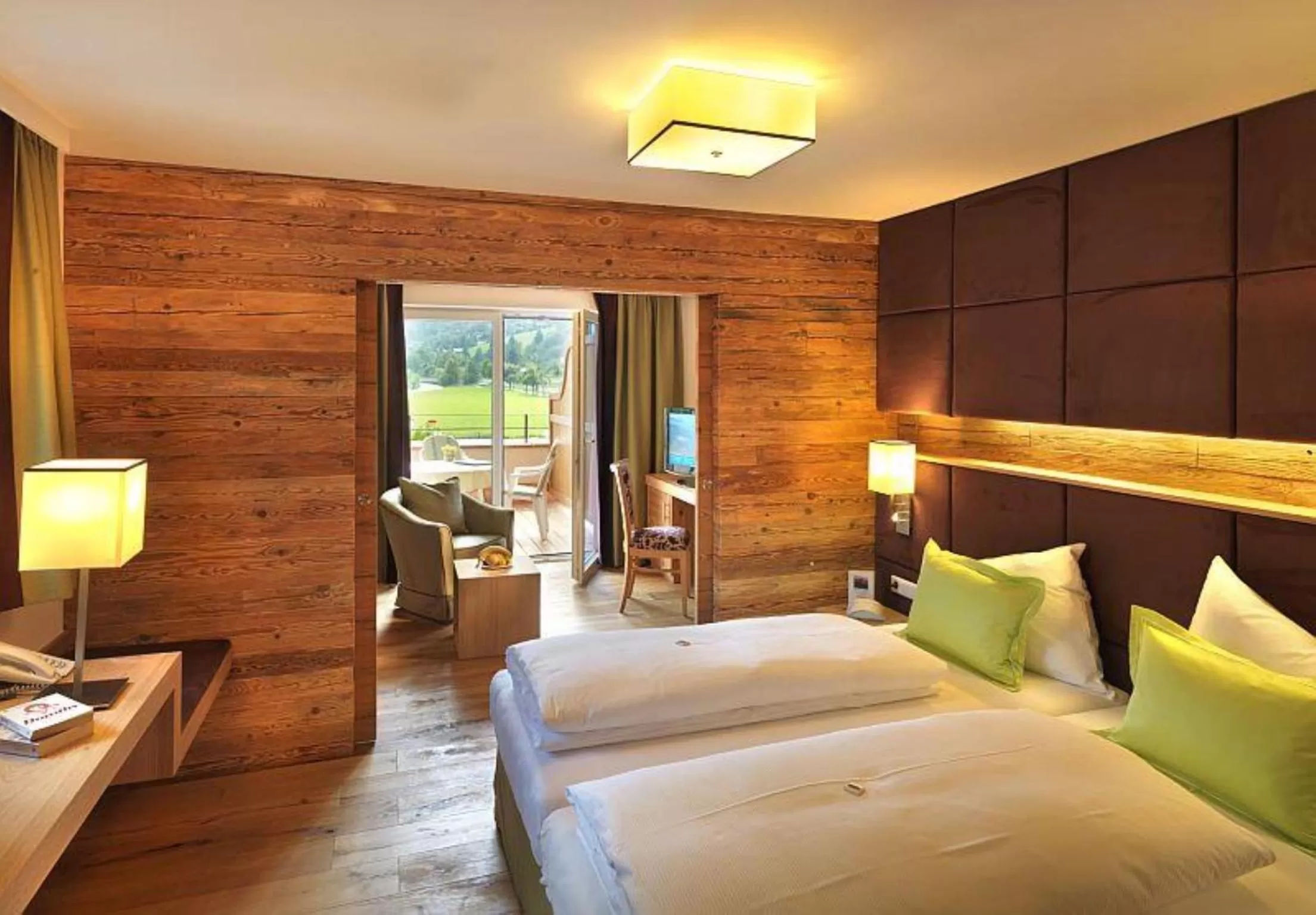 Living room, Bed in Hotel Kaprunerhof