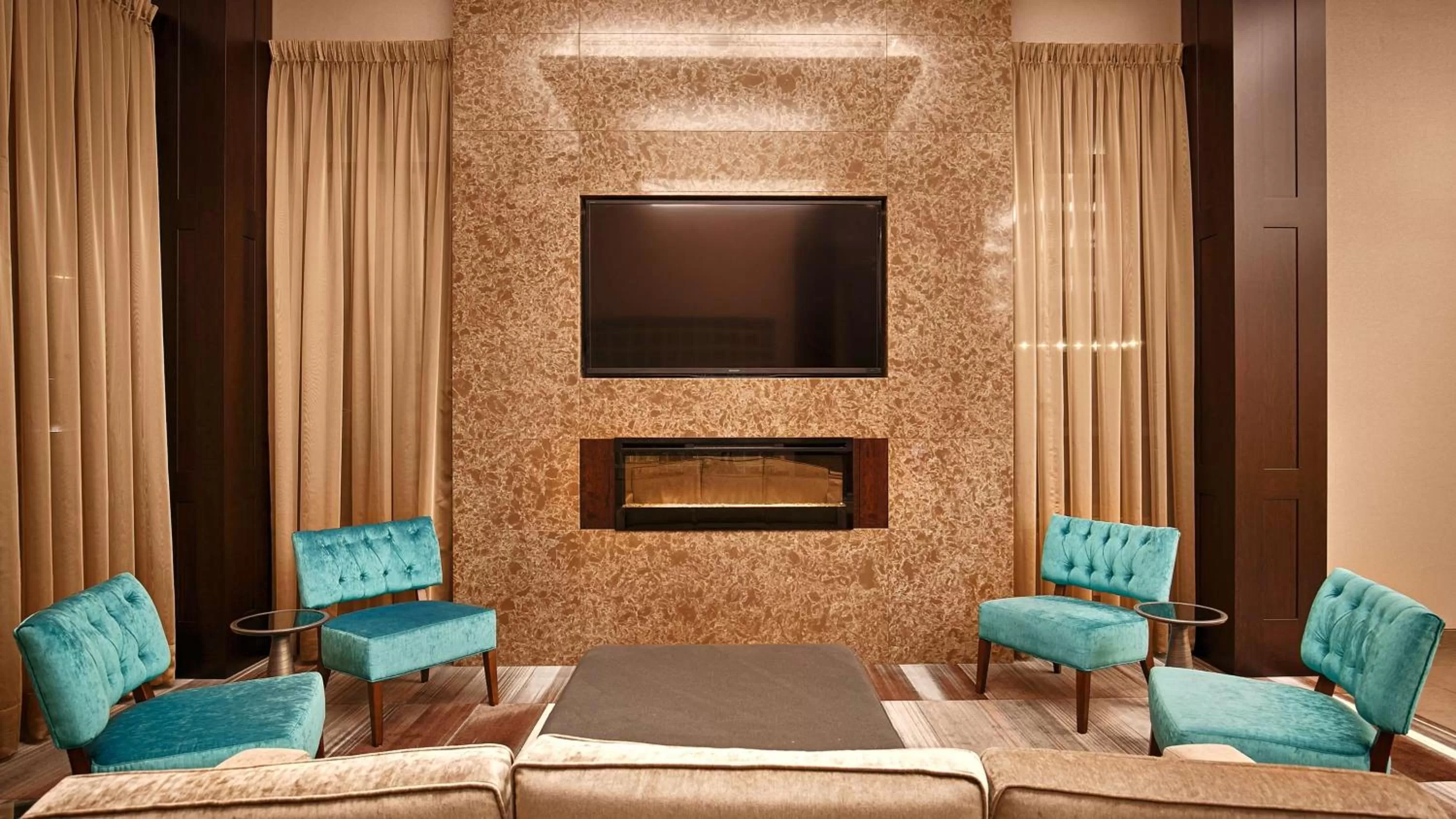 Communal lounge/ TV room in Best Western Plus Lamplighter Inn & Conference Centre