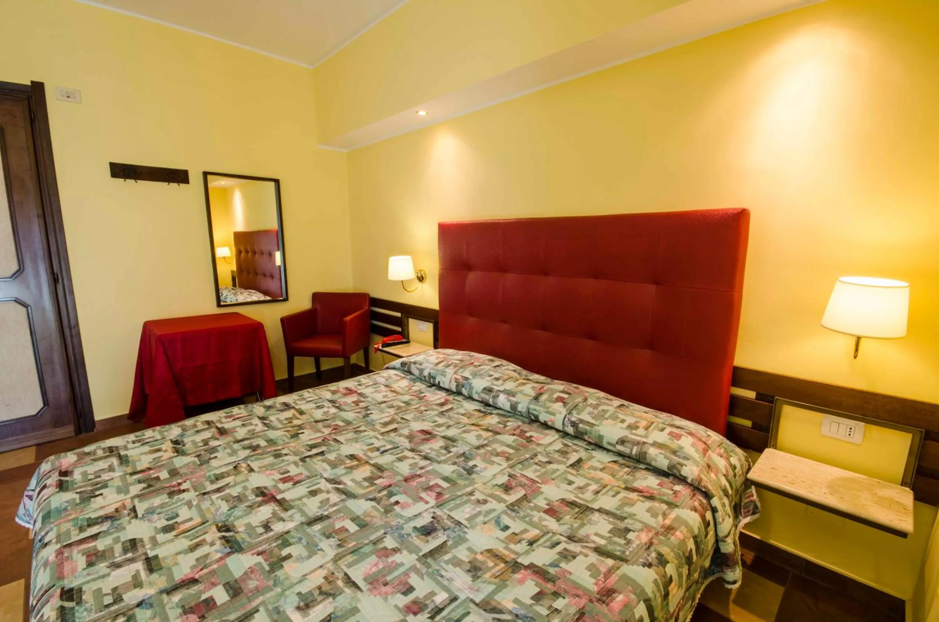 Photo of the whole room, Bed in Hotel Tarconte