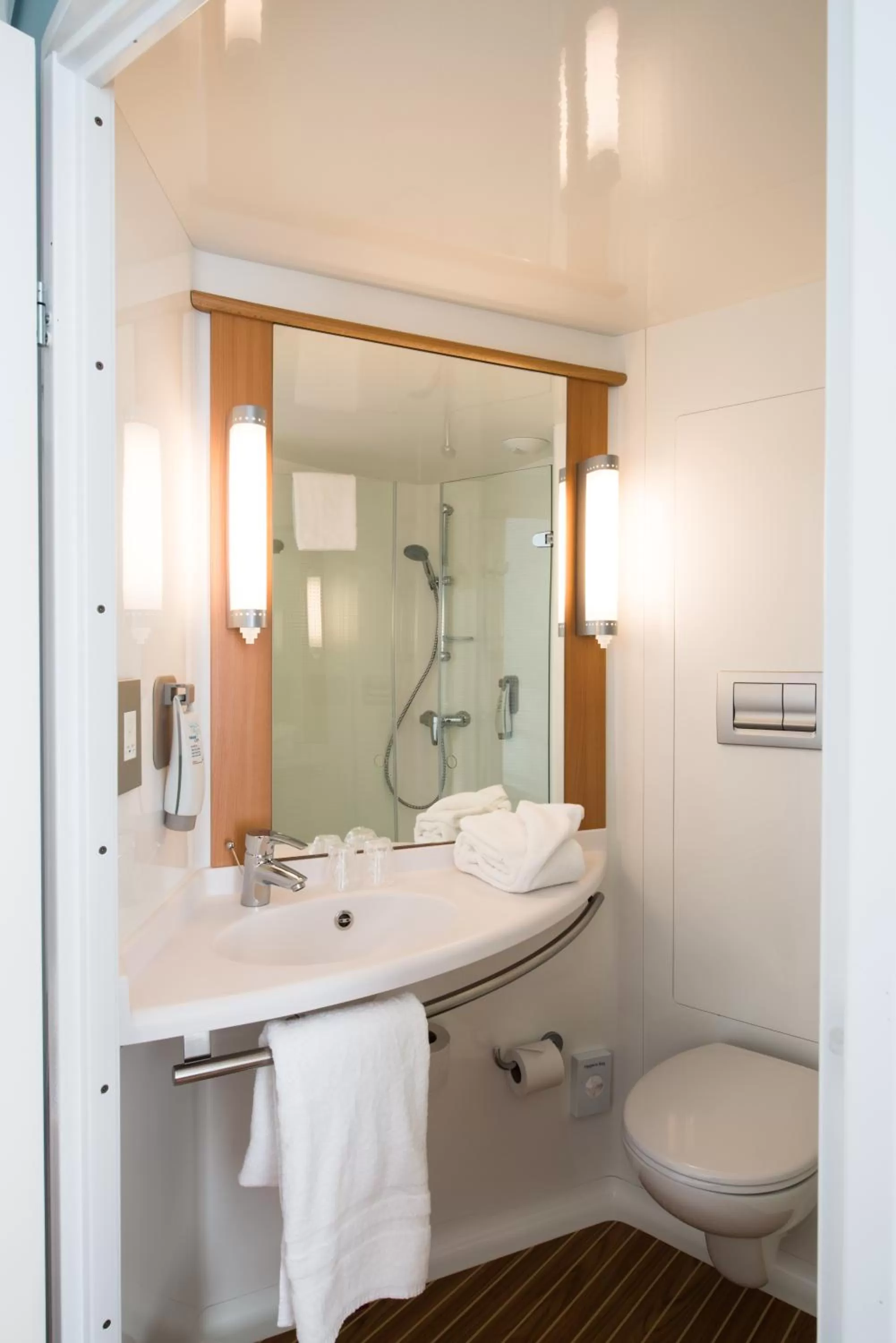 Shower in ibis Edinburgh Centre South Bridge – Royal Mile