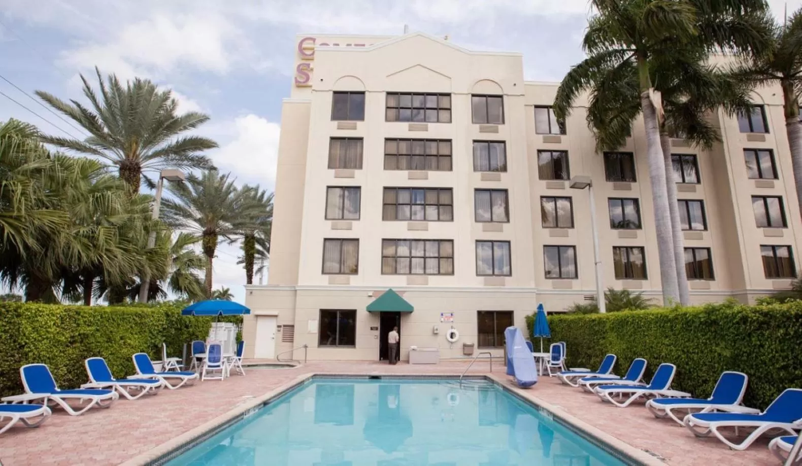 Swimming pool in Comfort Suites Miami - Kendall