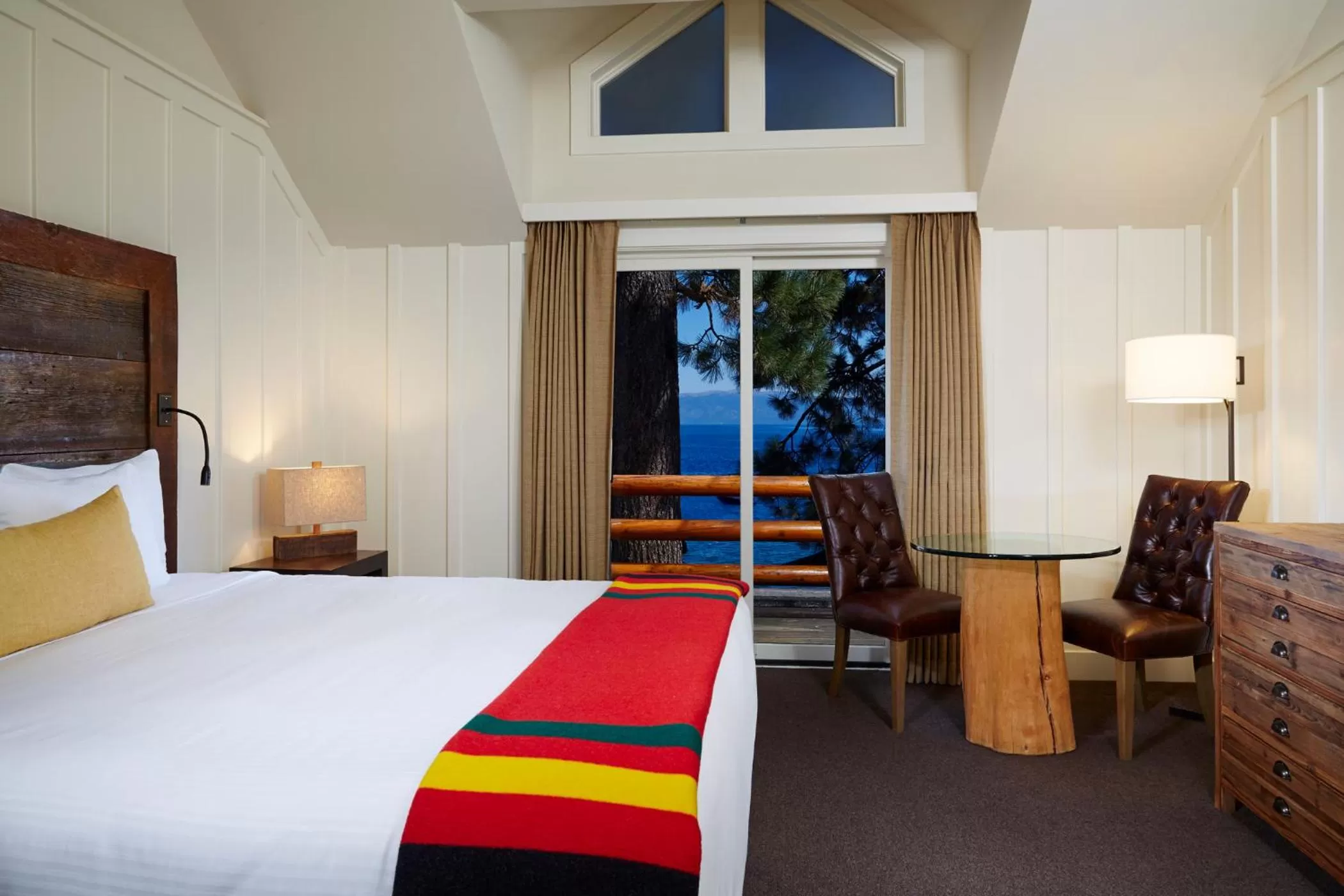 Bed in Sunnyside Resort and Lodge