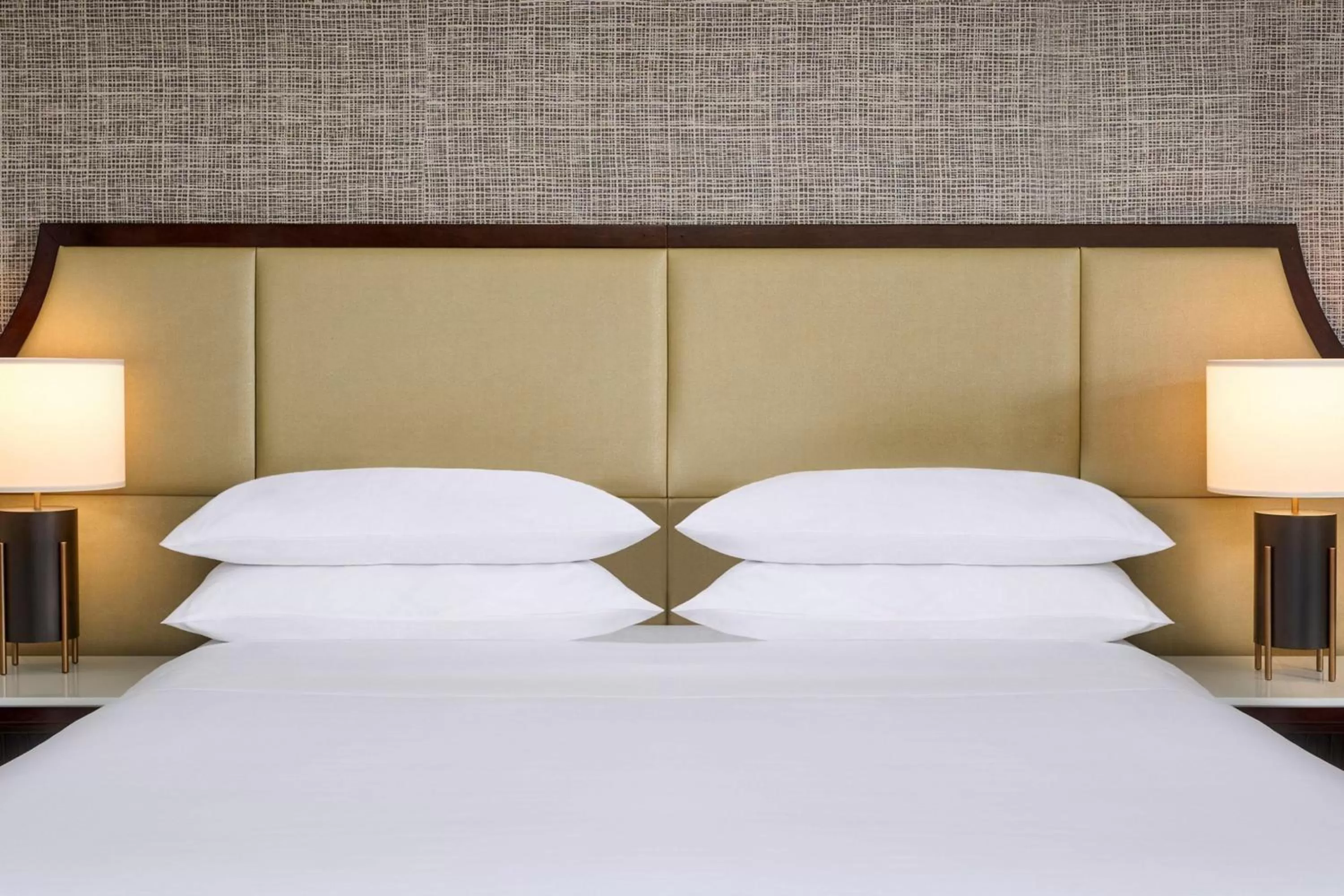 Photo of the whole room, Bed in Sheraton Hamilton Hotel