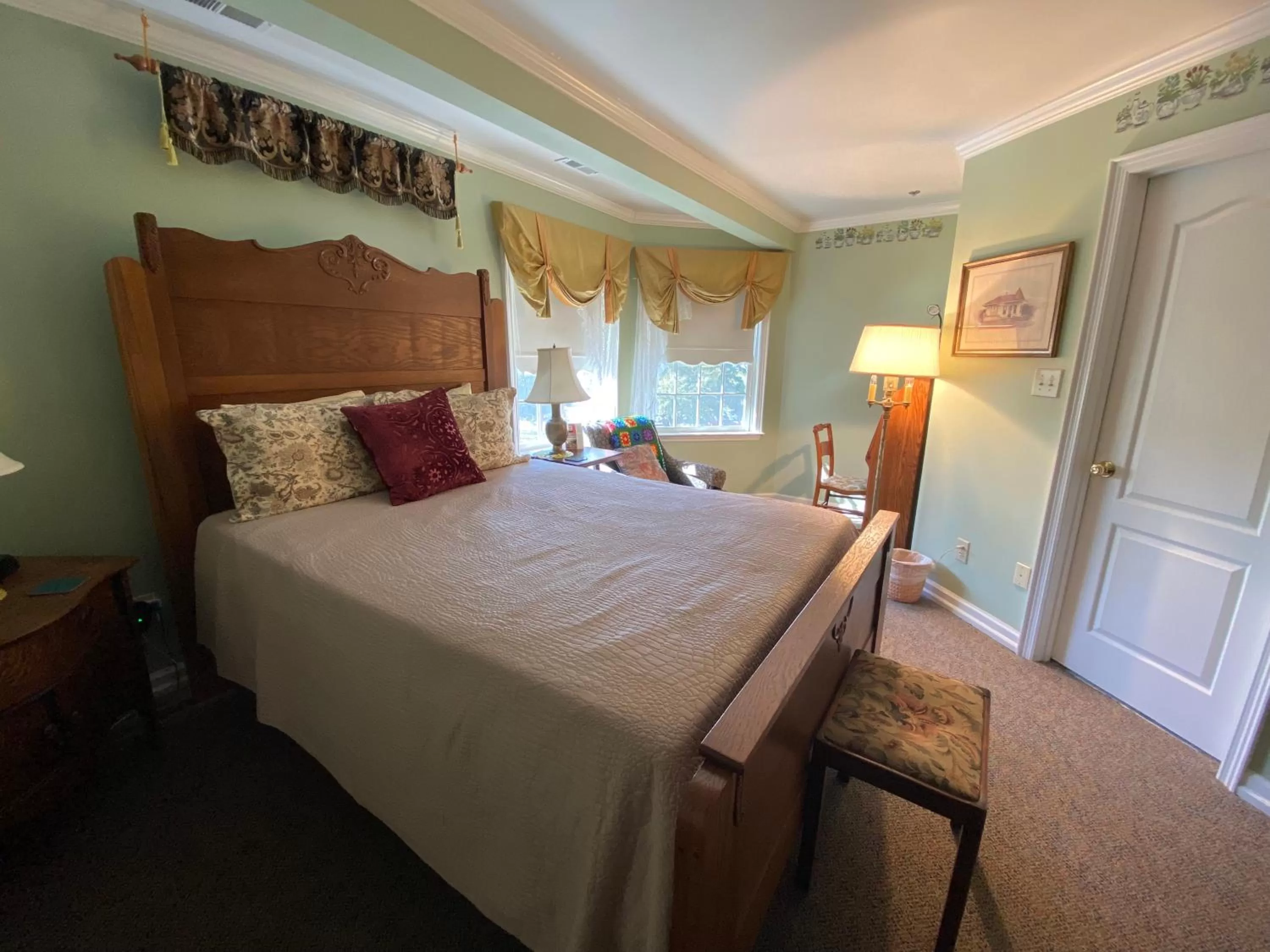 Photo of the whole room, Bed in The Cypress Inn