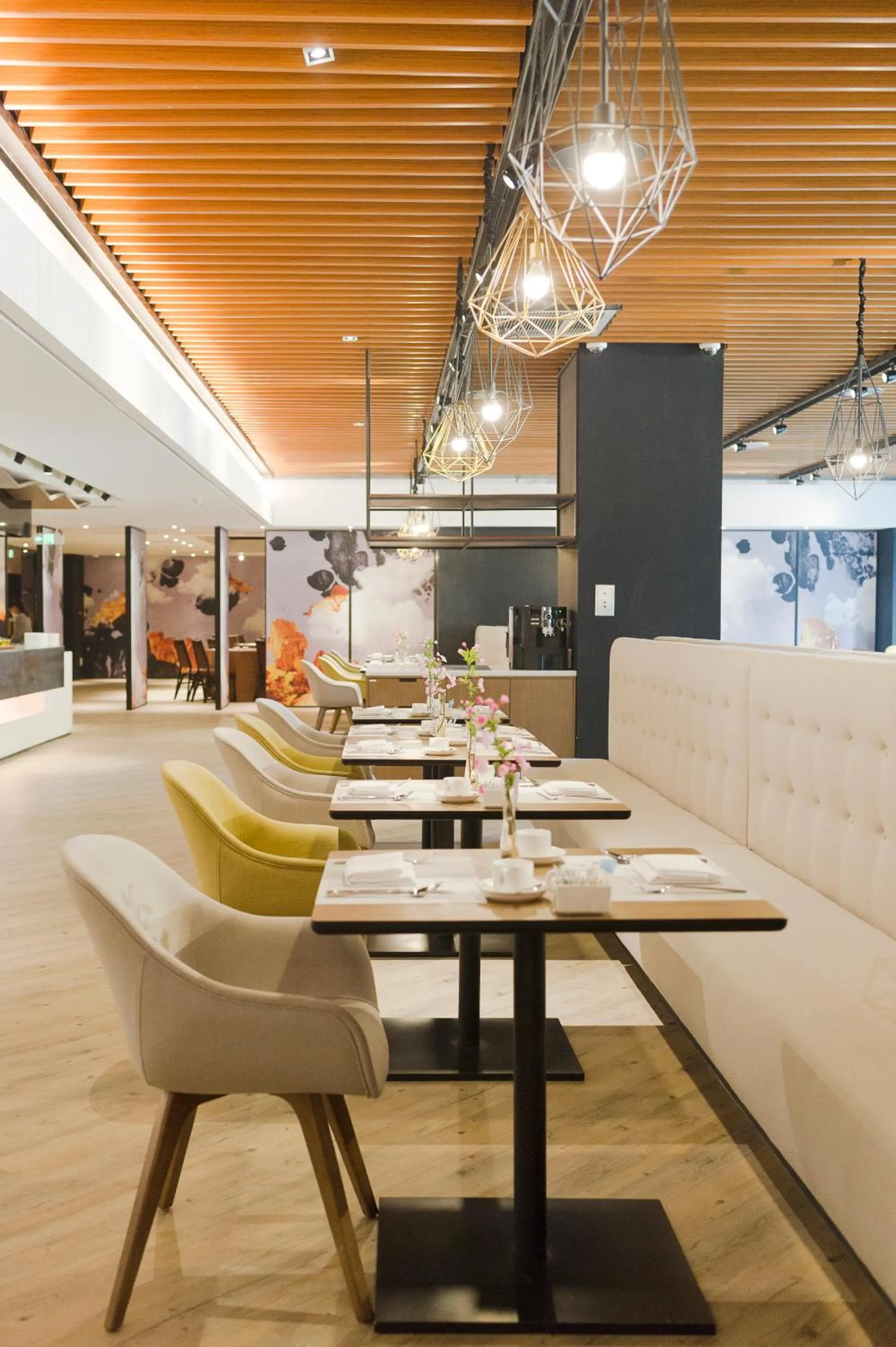 Lounge or bar in INNSiDE by Meliá Zhengzhou