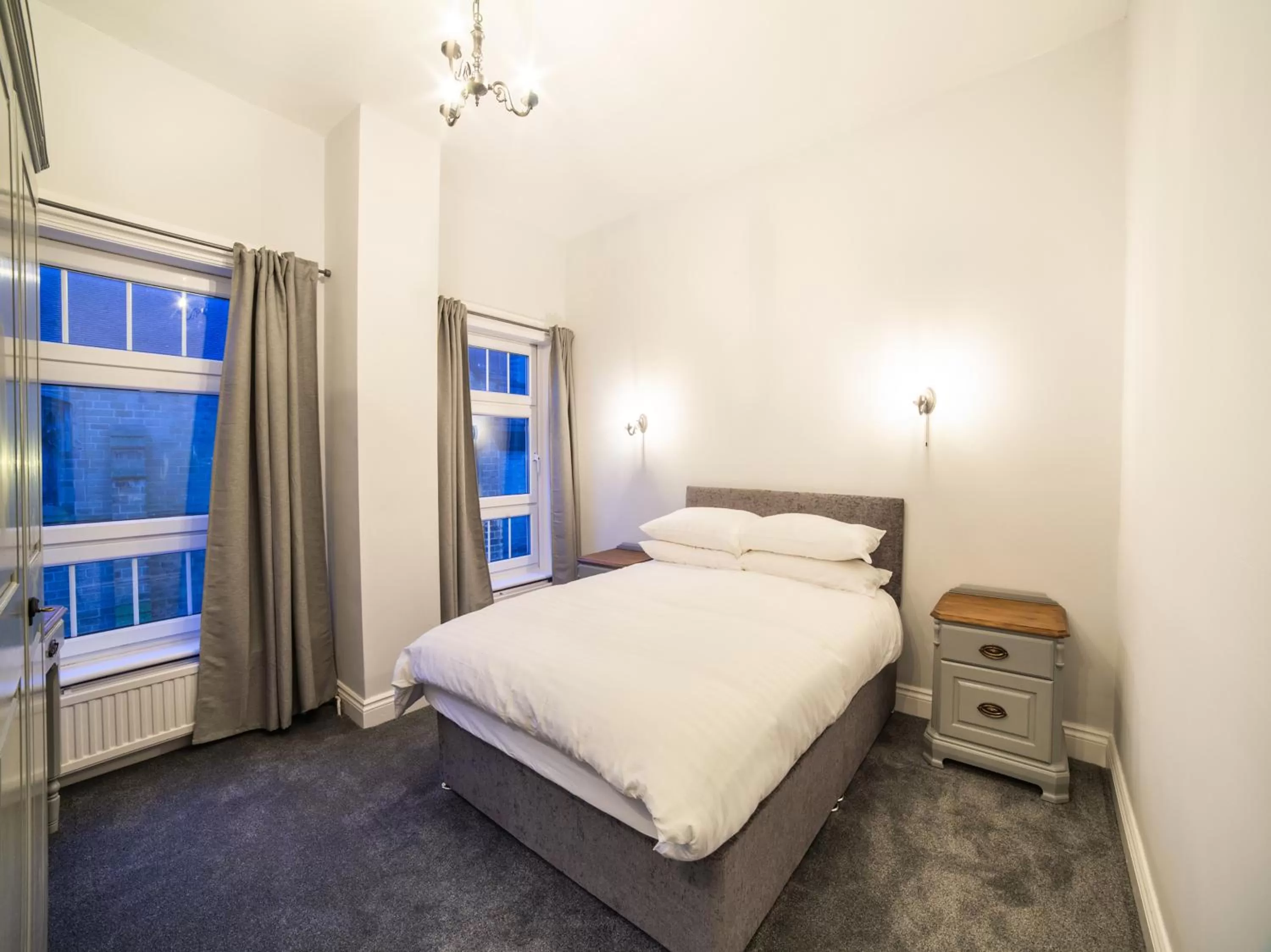 Bedroom, Bed in Churchill's Hotel