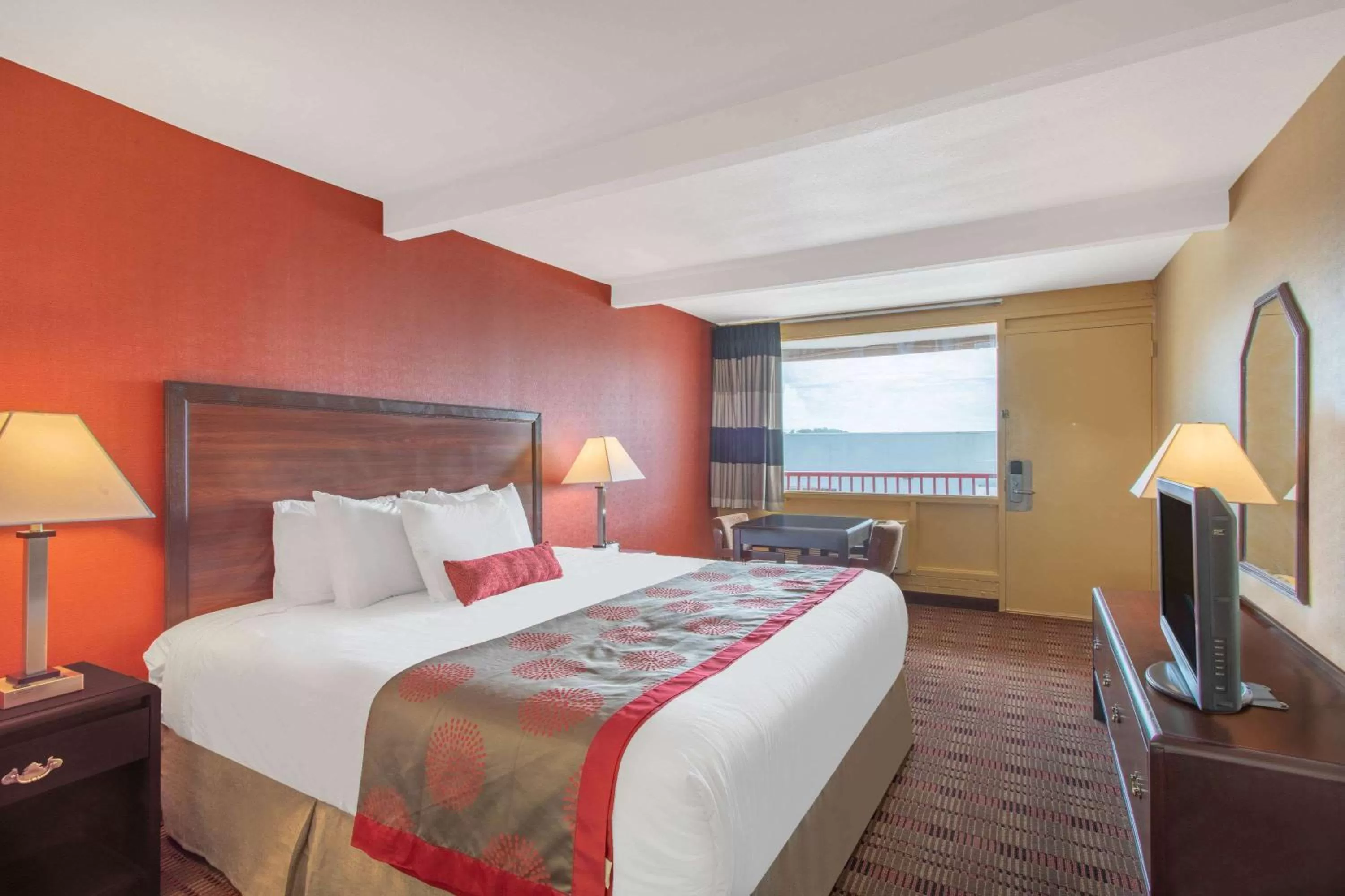Photo of the whole room, Bed in Ramada Limited Cockeysville