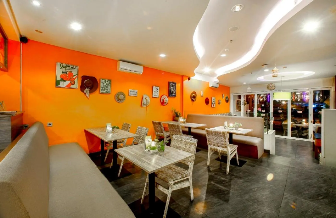 Restaurant/places to eat in Euphoria Hotel