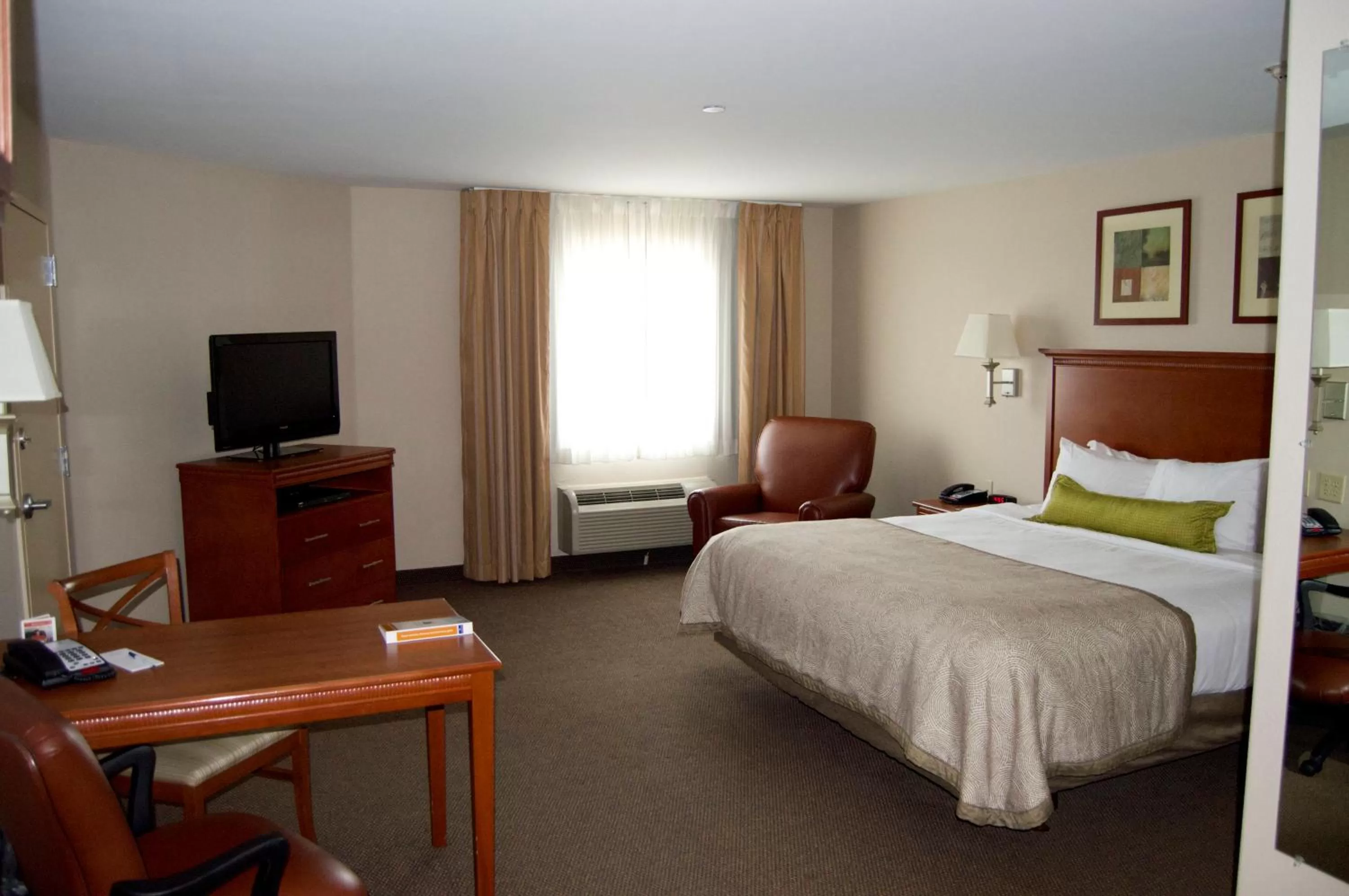 Deluxe King Room - Hearing Accessible  in Candlewood Victoria by IHG