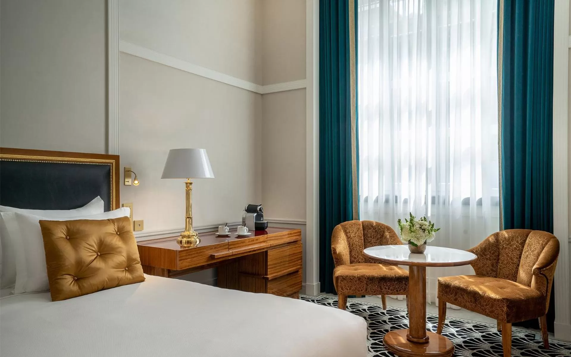 Seating area, Bed in Maison Albar - Le Monumental Palace