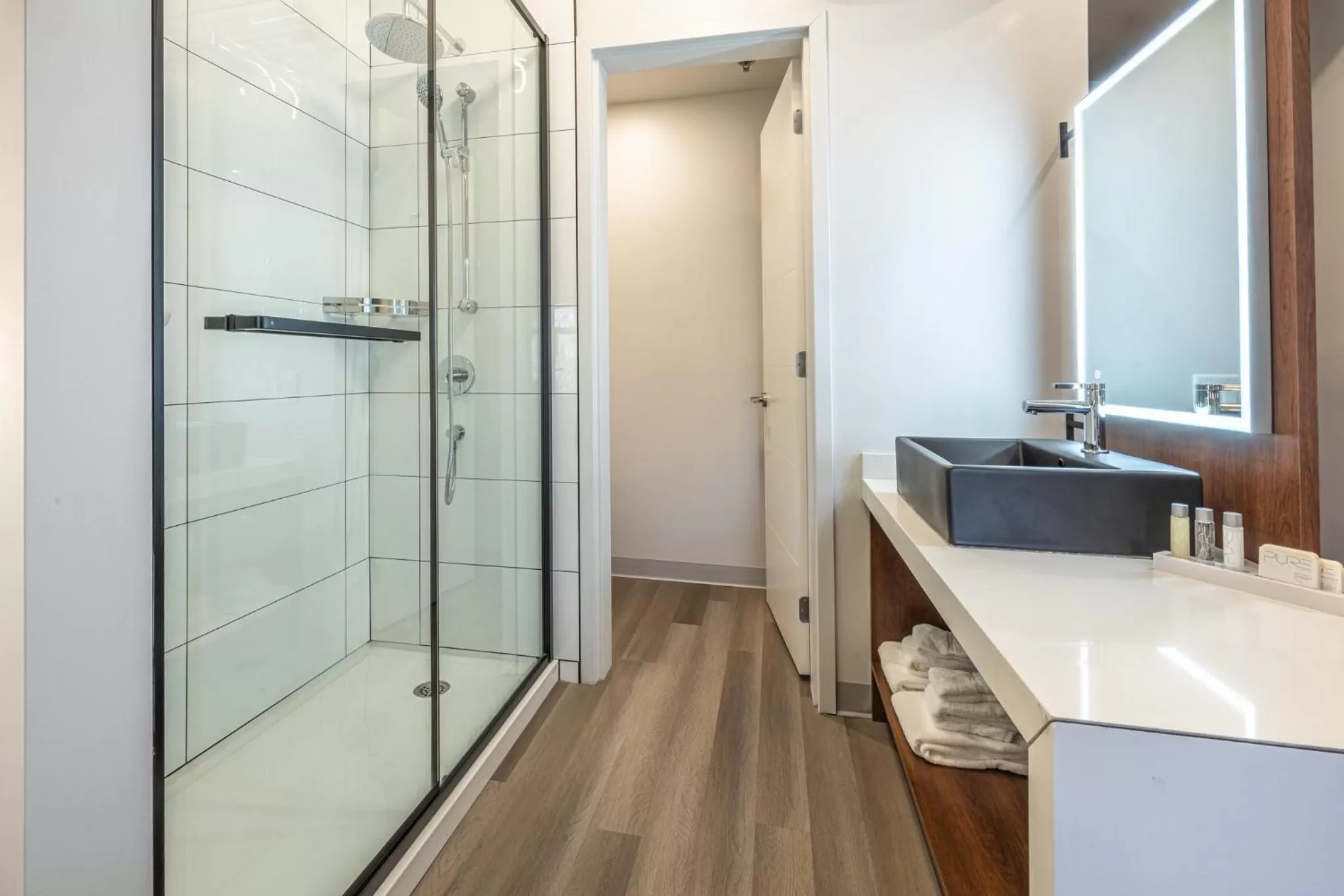 Shower in Hôtel Manoir Vieux-Québec