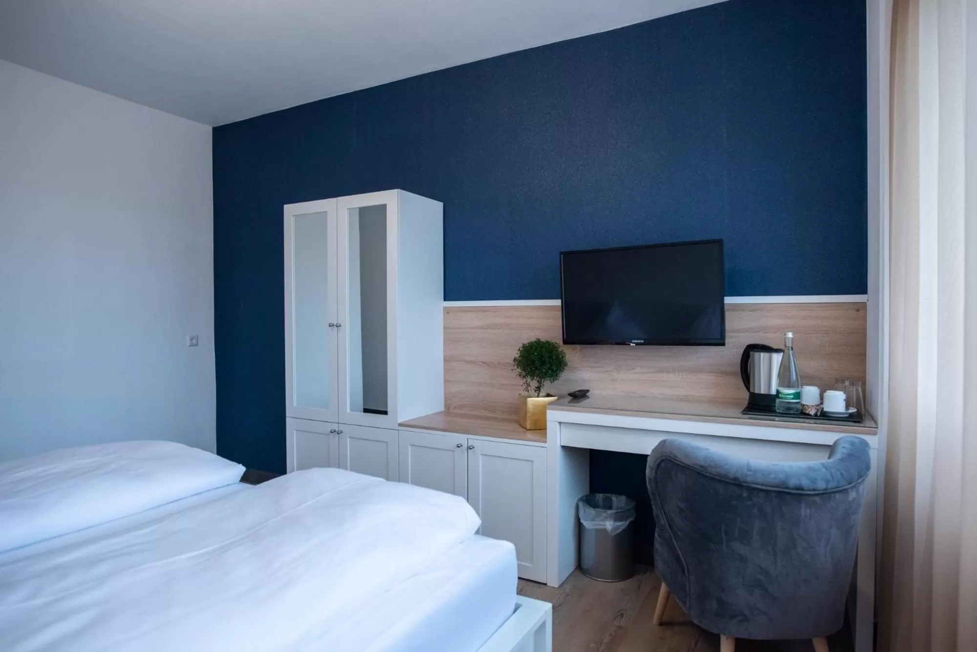 Coffee/tea facilities, Bed in Hotel Leo