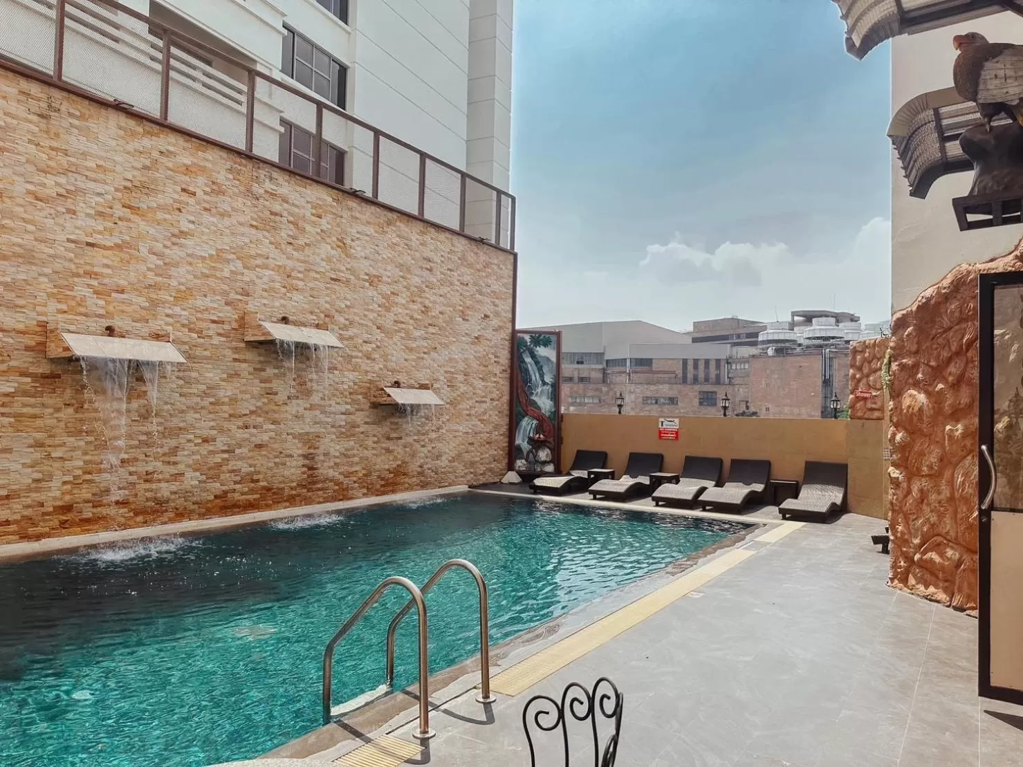 Pool view in Hotel De Khuvieng