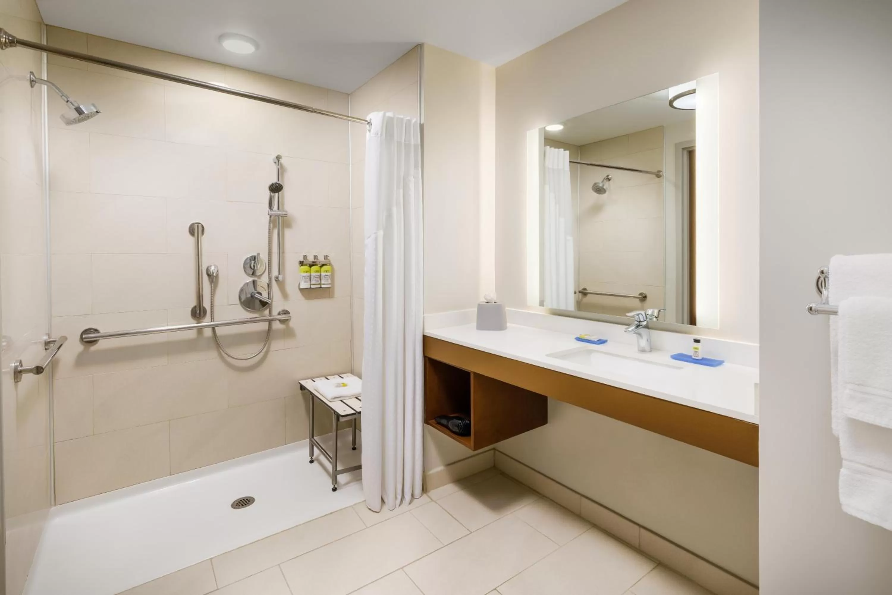 Public Bath in Holiday Inn Express & Suites Oakhurst-Yosemite Park Area by IHG