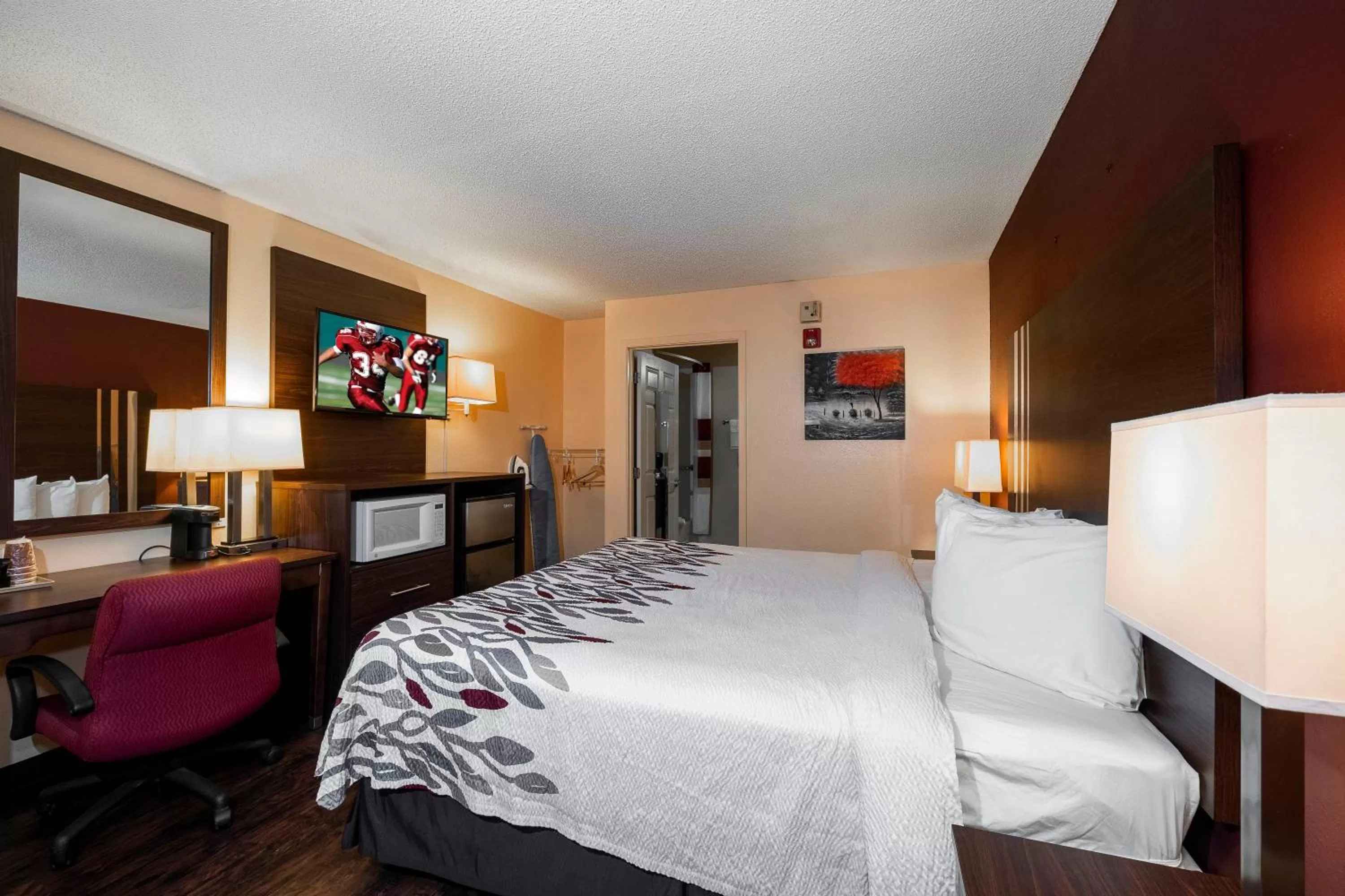 Photo of the whole room, Bed in Red Roof Inn Valdosta - University