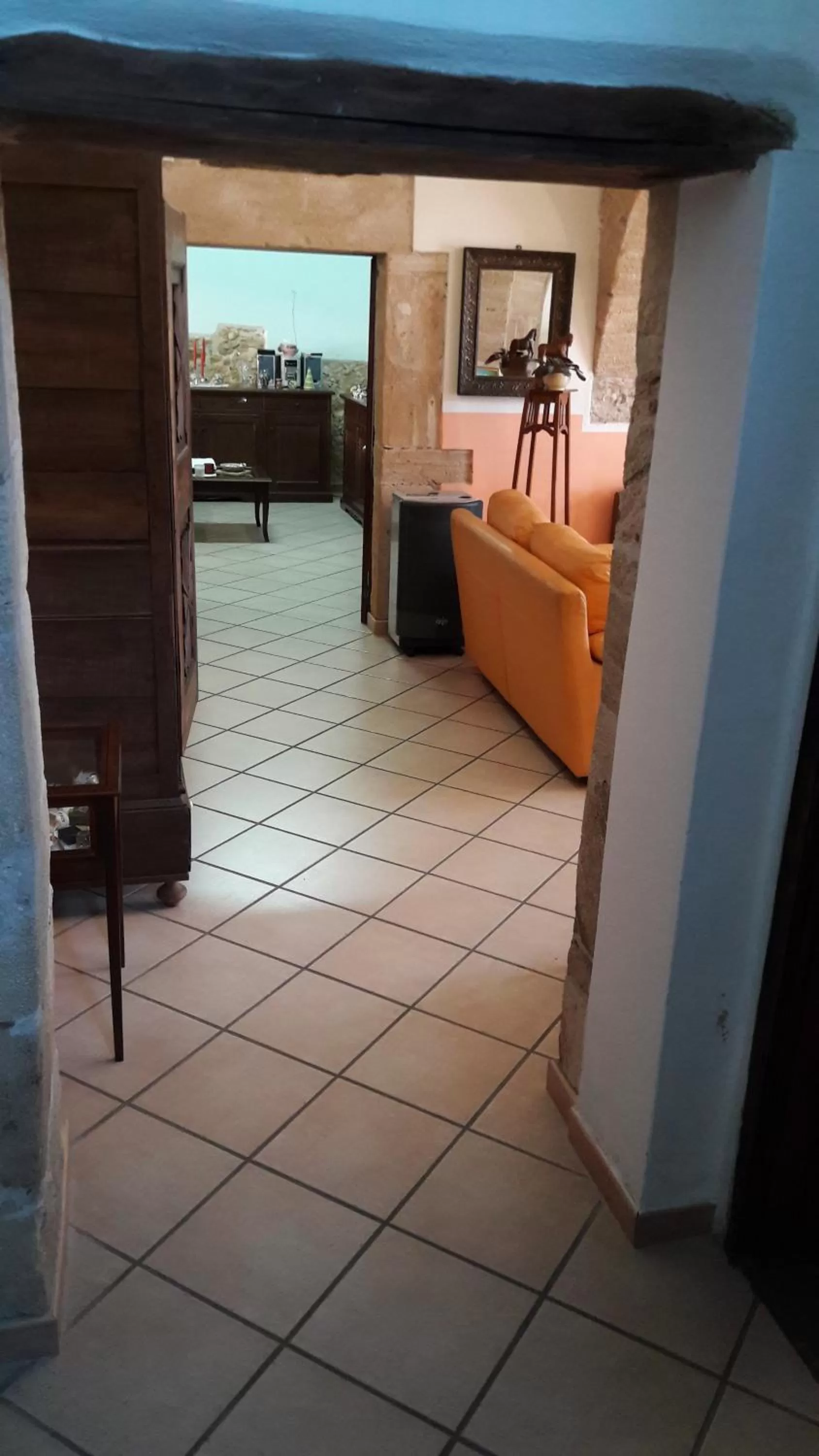 Living room, Bed in La Casa Rossa