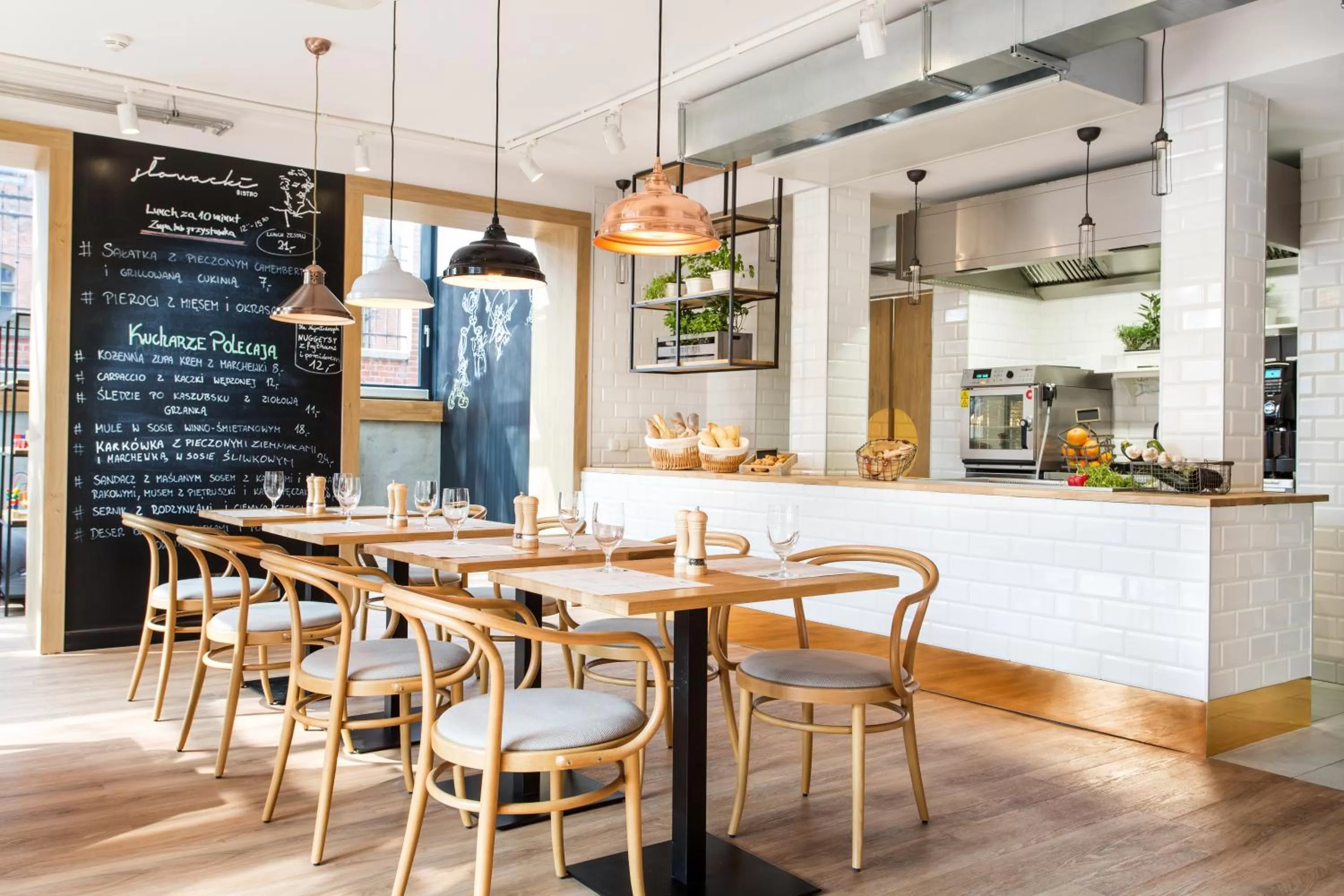 Restaurant/places to eat in Smart Hotel