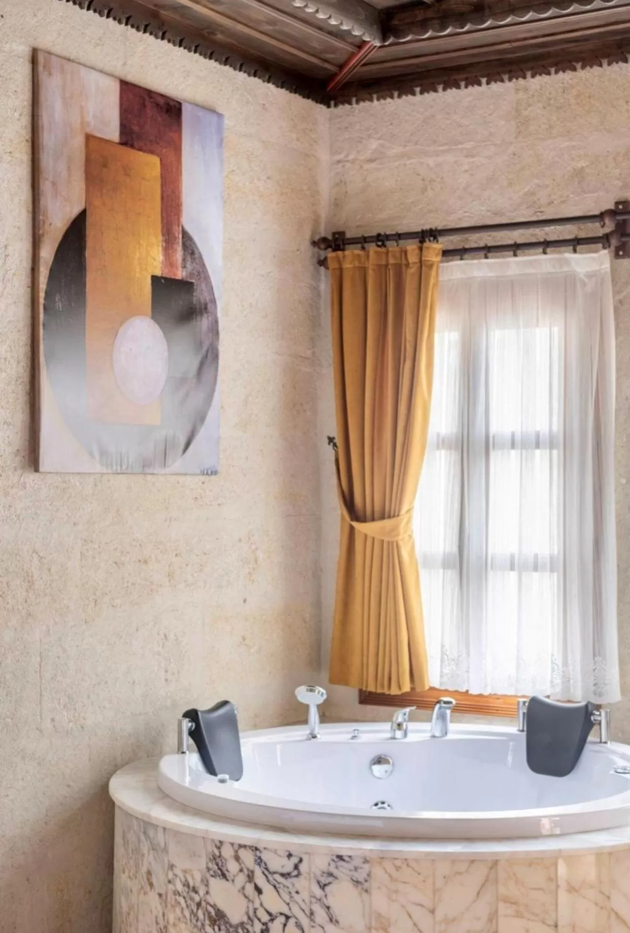 Hot Tub in Uzay Cave Suite Hotel