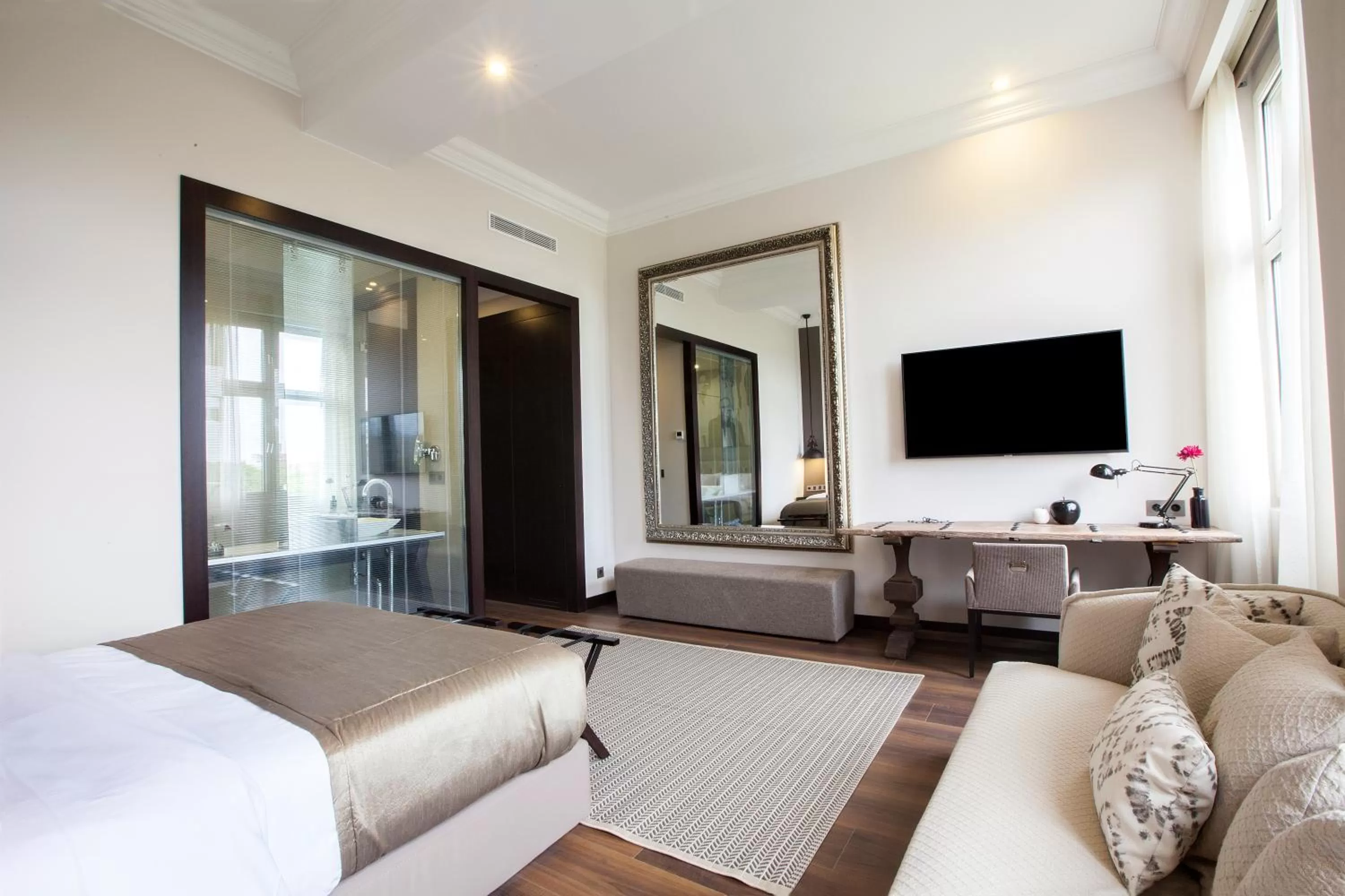 Photo of the whole room, Bed in Quentin XL Potsdamer Platz