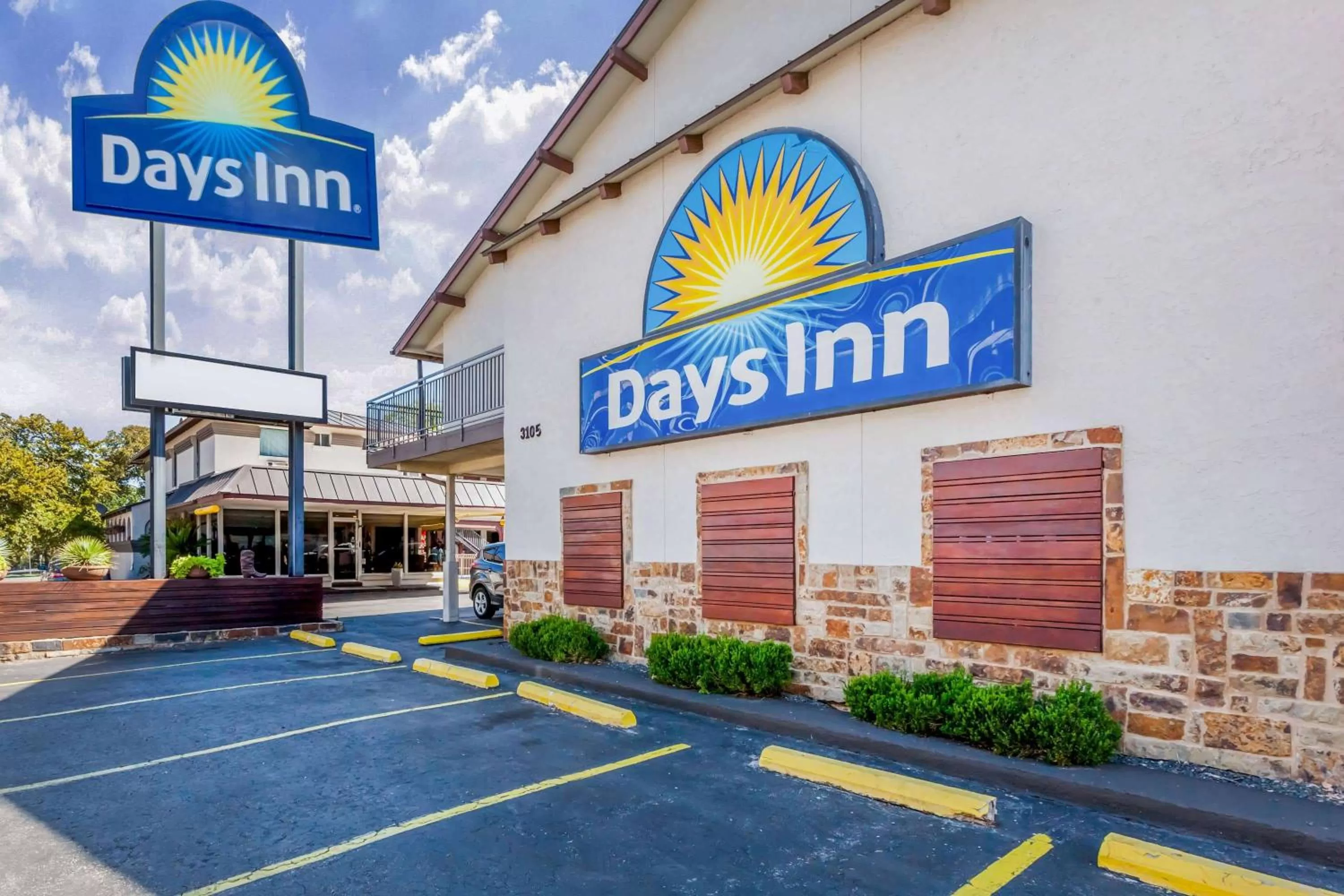 Property building, Property Logo/Sign in Days Inn by Wyndham Austin/University/Downtown