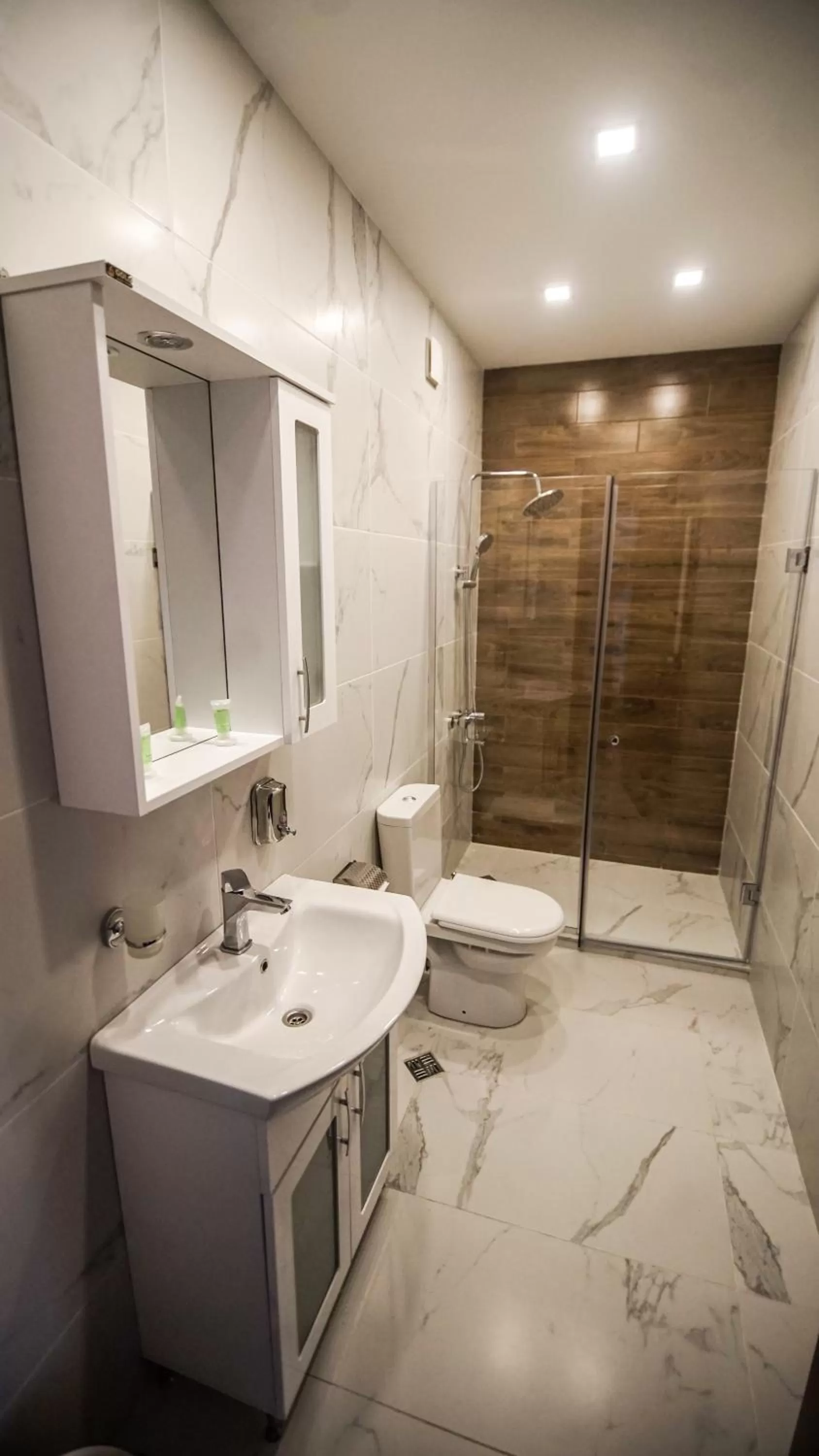 Shower in Hotel King Tom