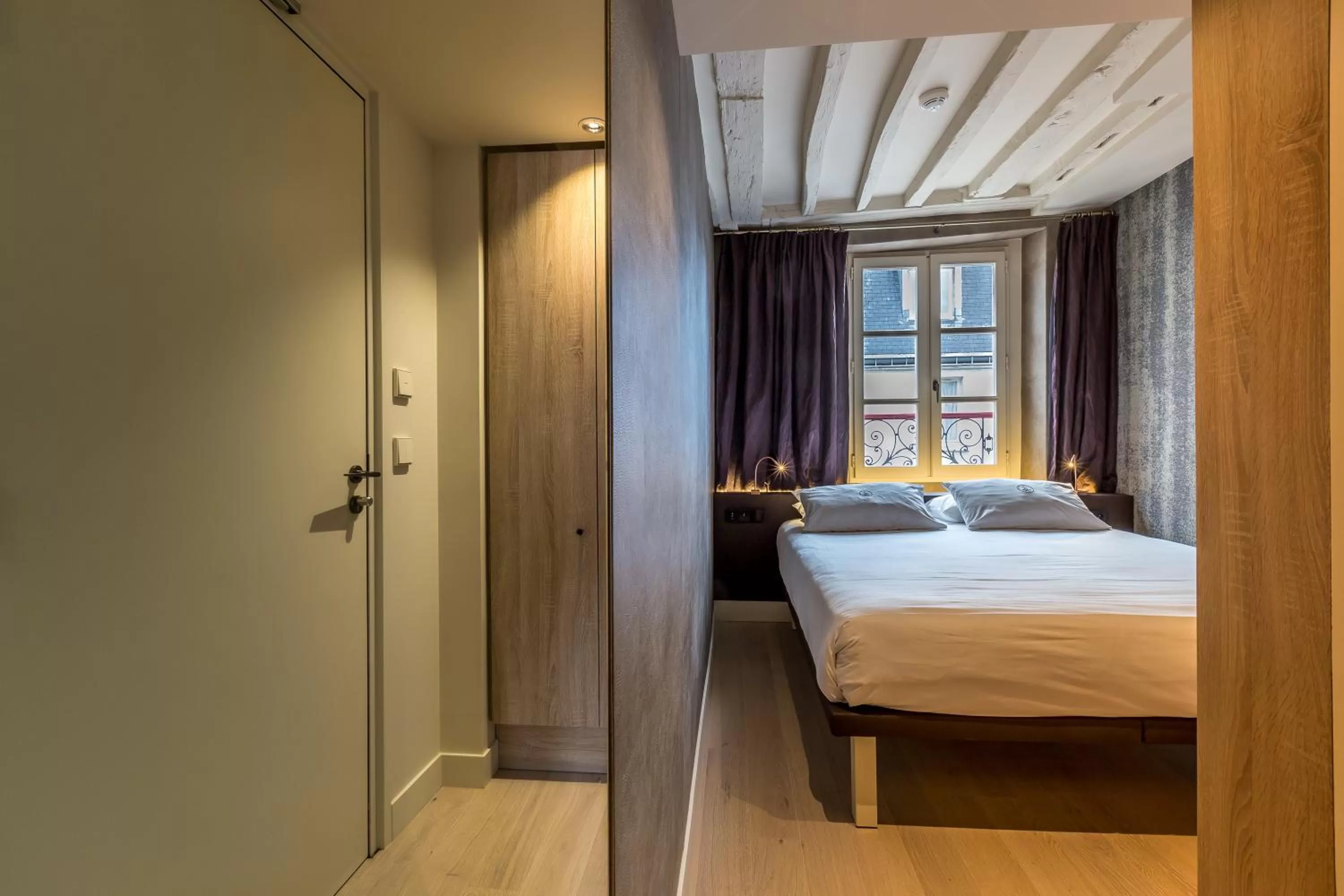 Photo of the whole room, Bed in Hôtel de Lille - Saint-Germain des Près
