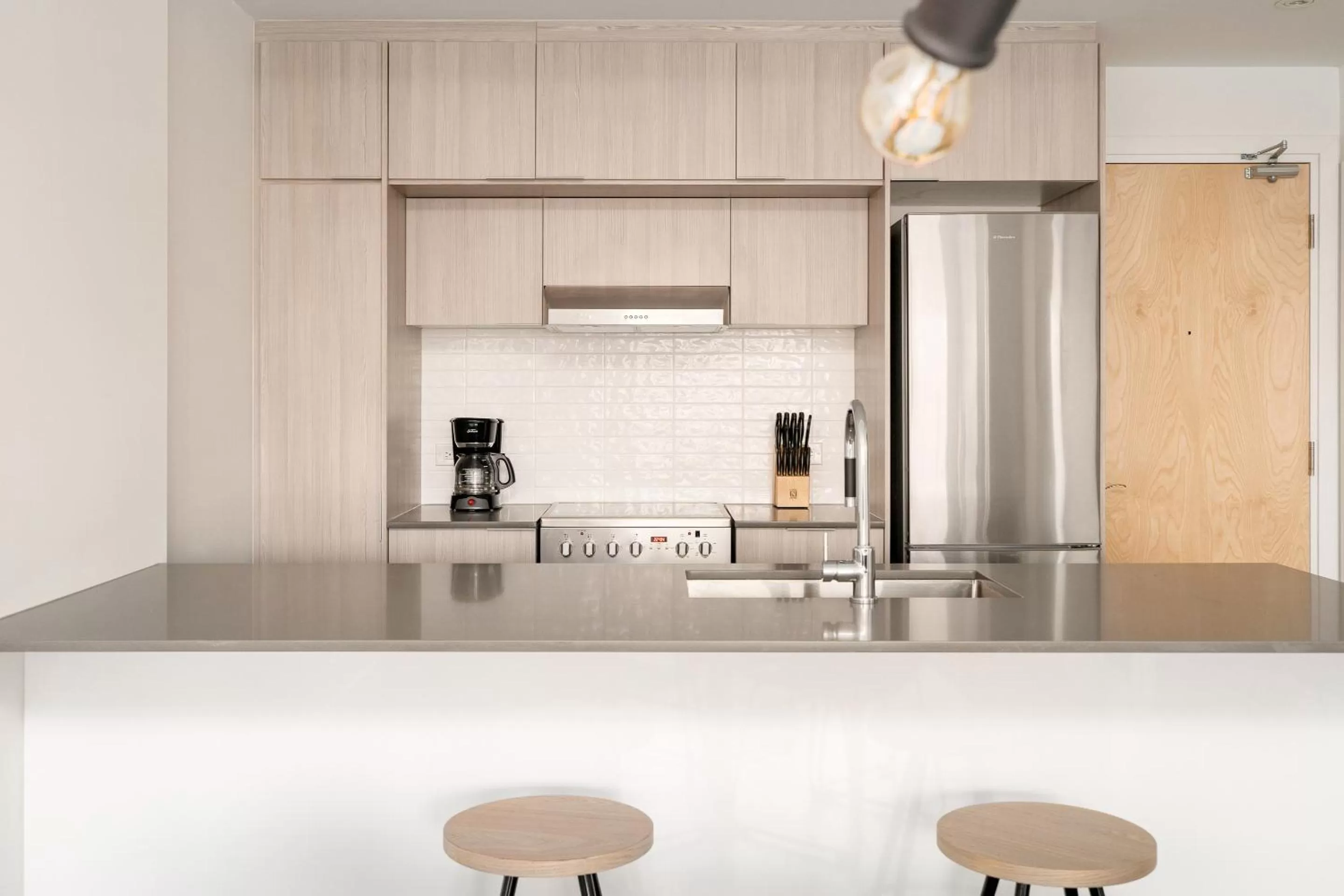 Living room, Kitchen/Kitchenette in Sonder at The Richmond