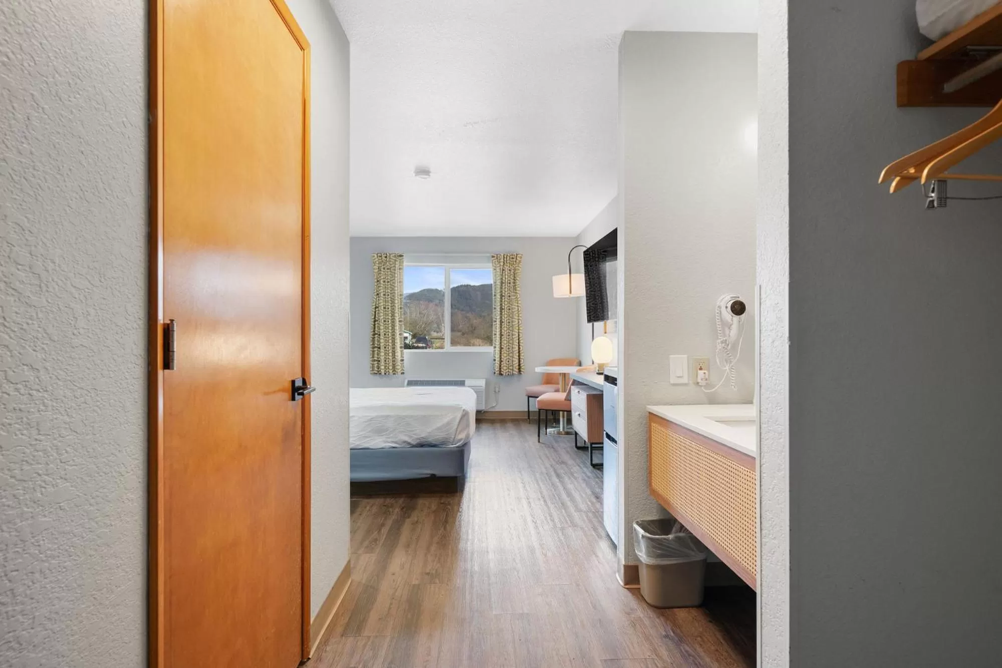 Bed in Garibaldi Inn at the Bay