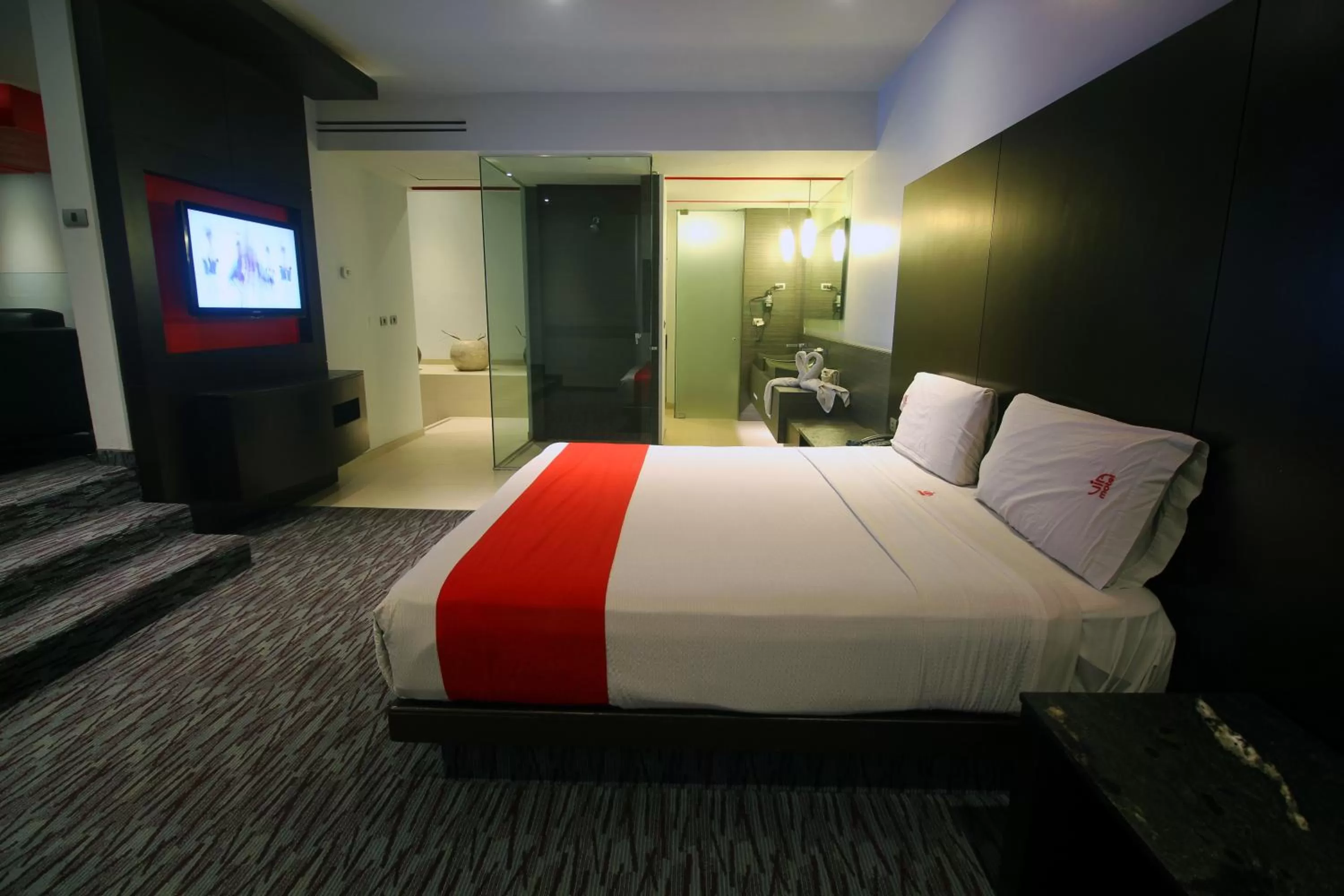 Bathroom, Bed in Motel Via