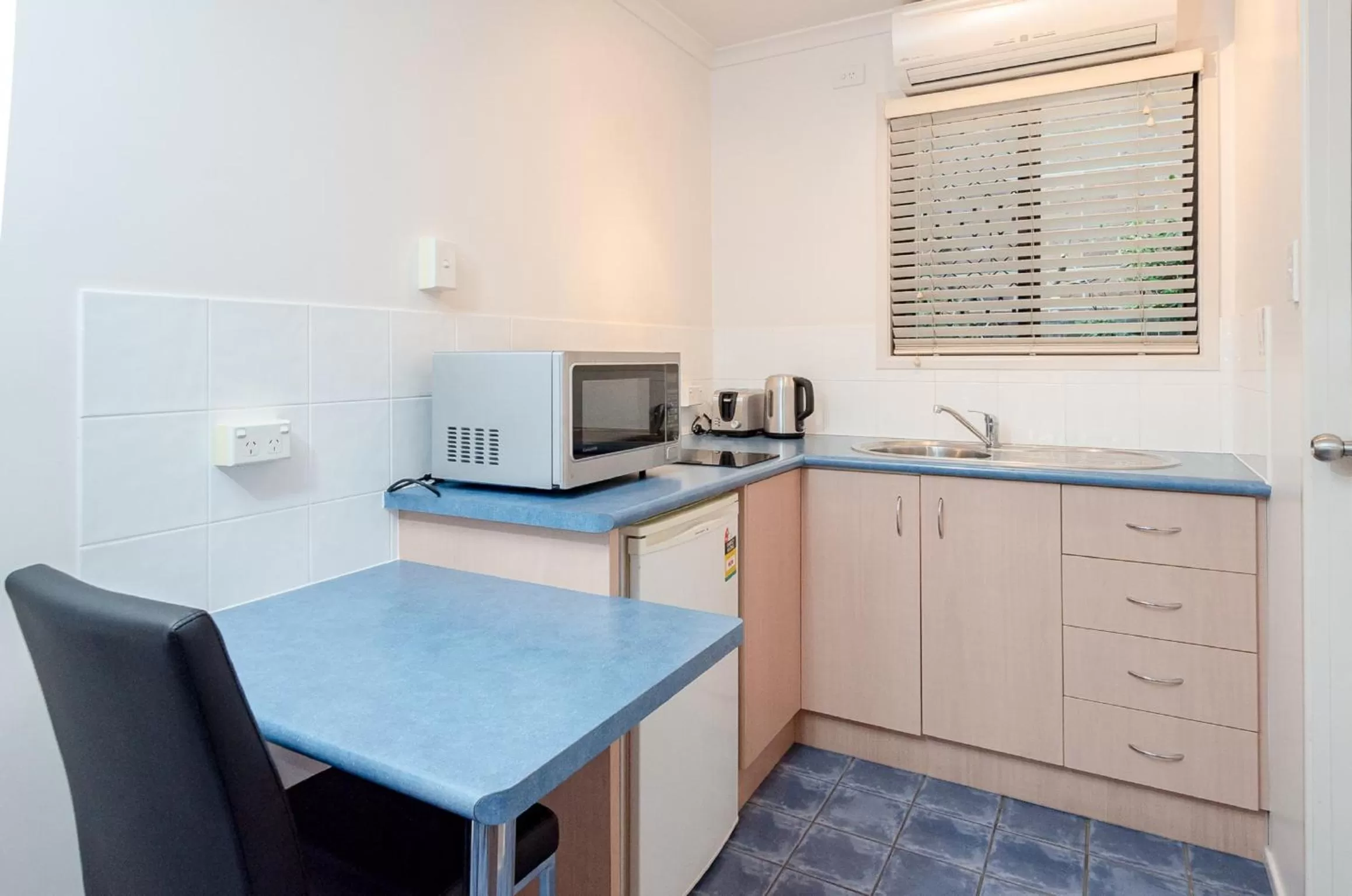 Studio with Queen Bed and Single Bed - single occupancy in Central Studio Accommodation