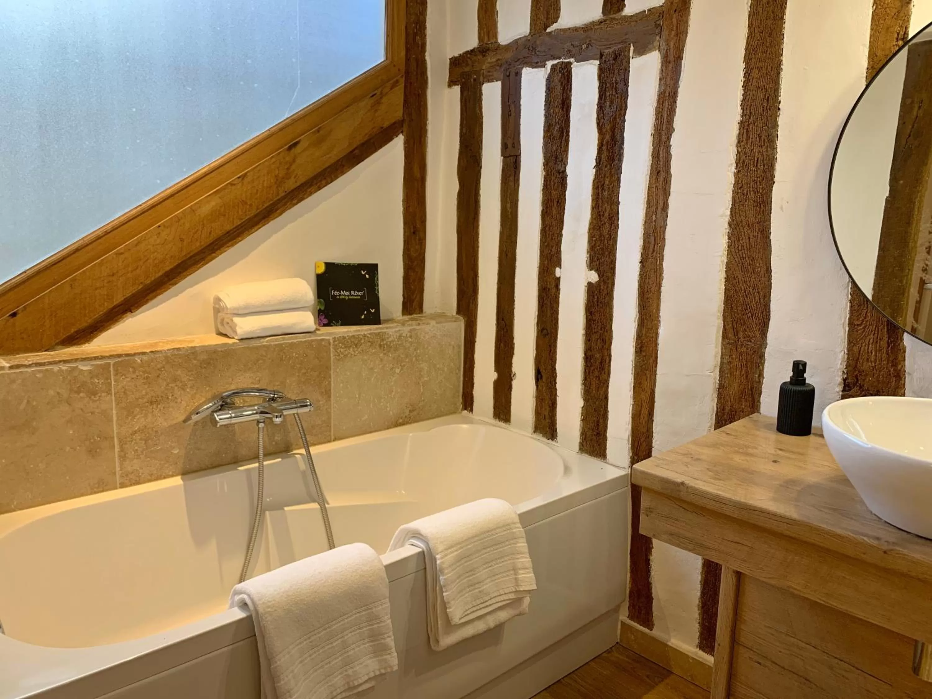 Bathroom in L'Ecole des Demoiselles