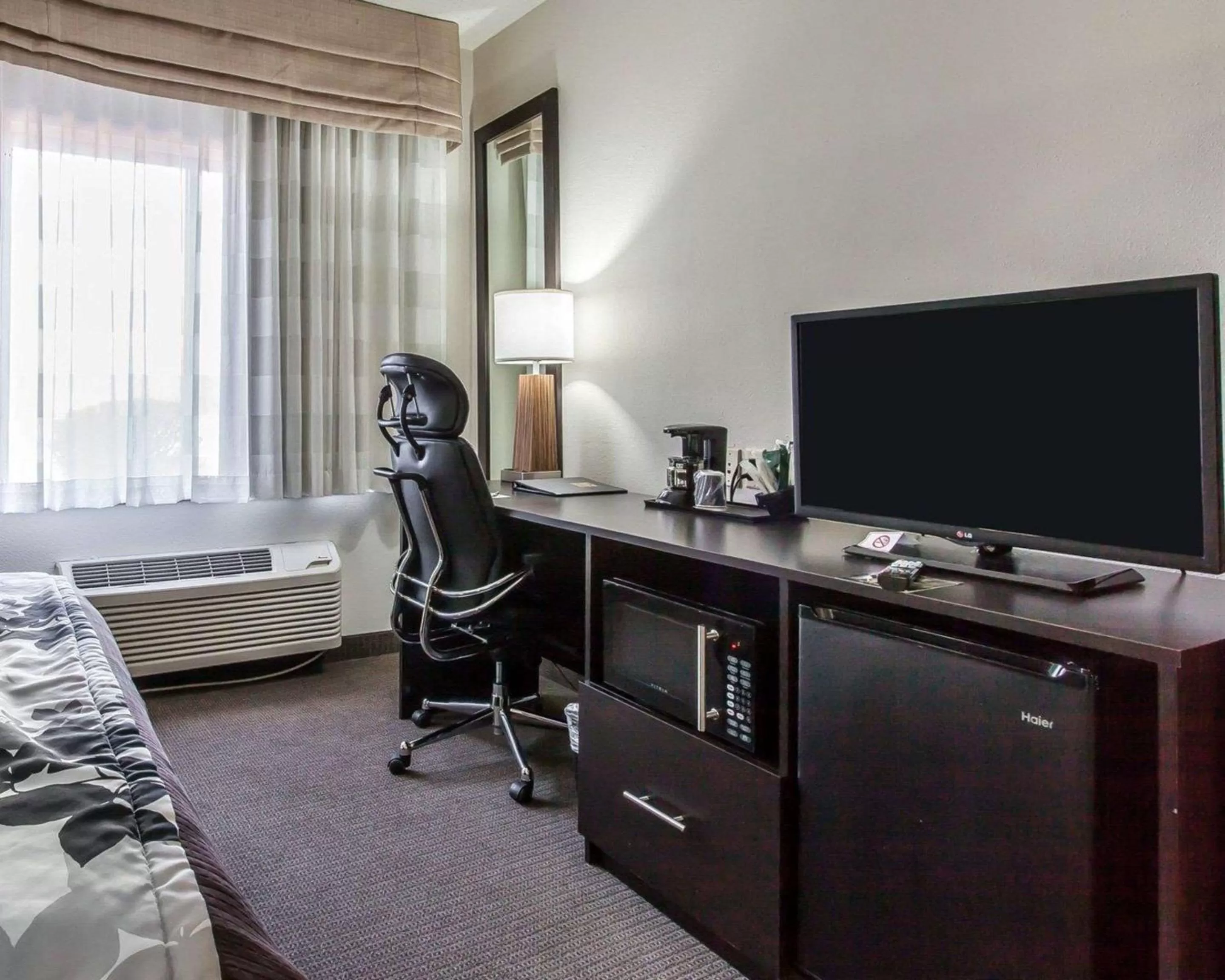 Photo of the whole room, Bed in Sleep Inn & Suites Near I-90 and Ashtabula