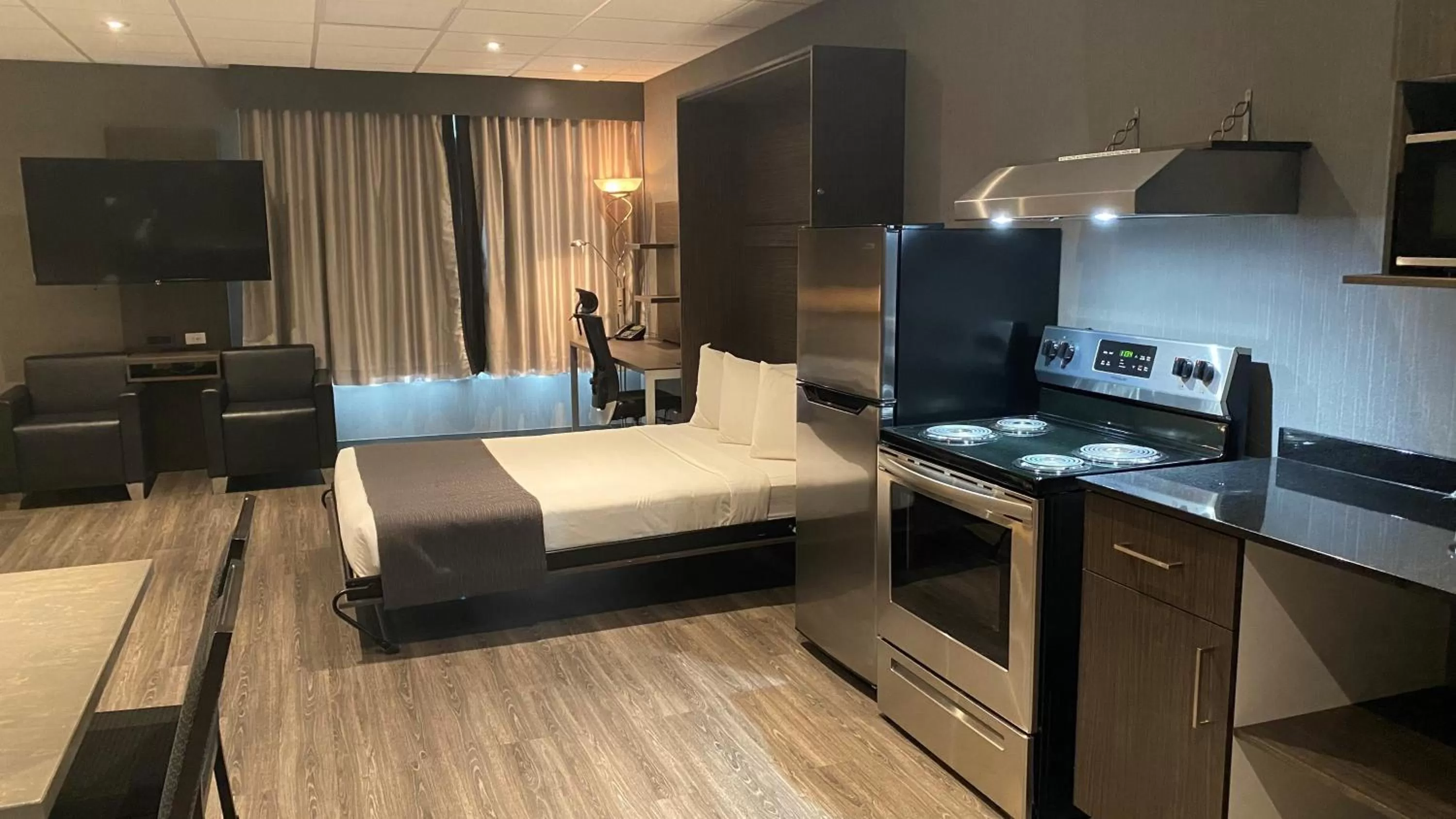 Kitchen or kitchenette, Bed in Hotel & Suites Le Dauphin Drummondville