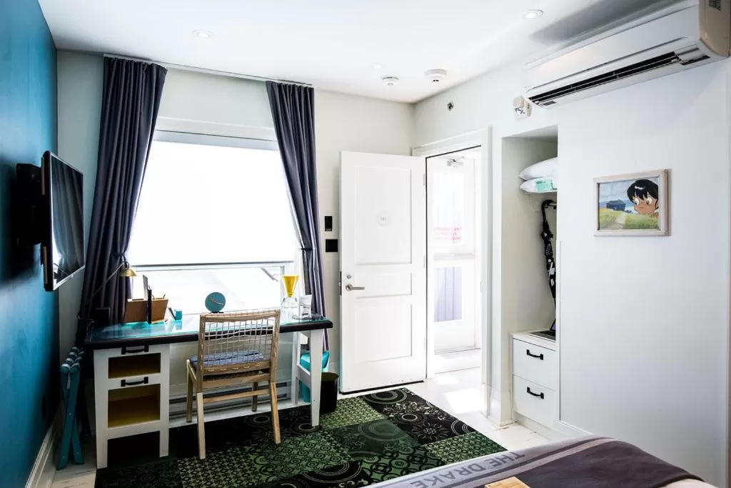 TV and multimedia in Drake Devonshire and Motor Inn