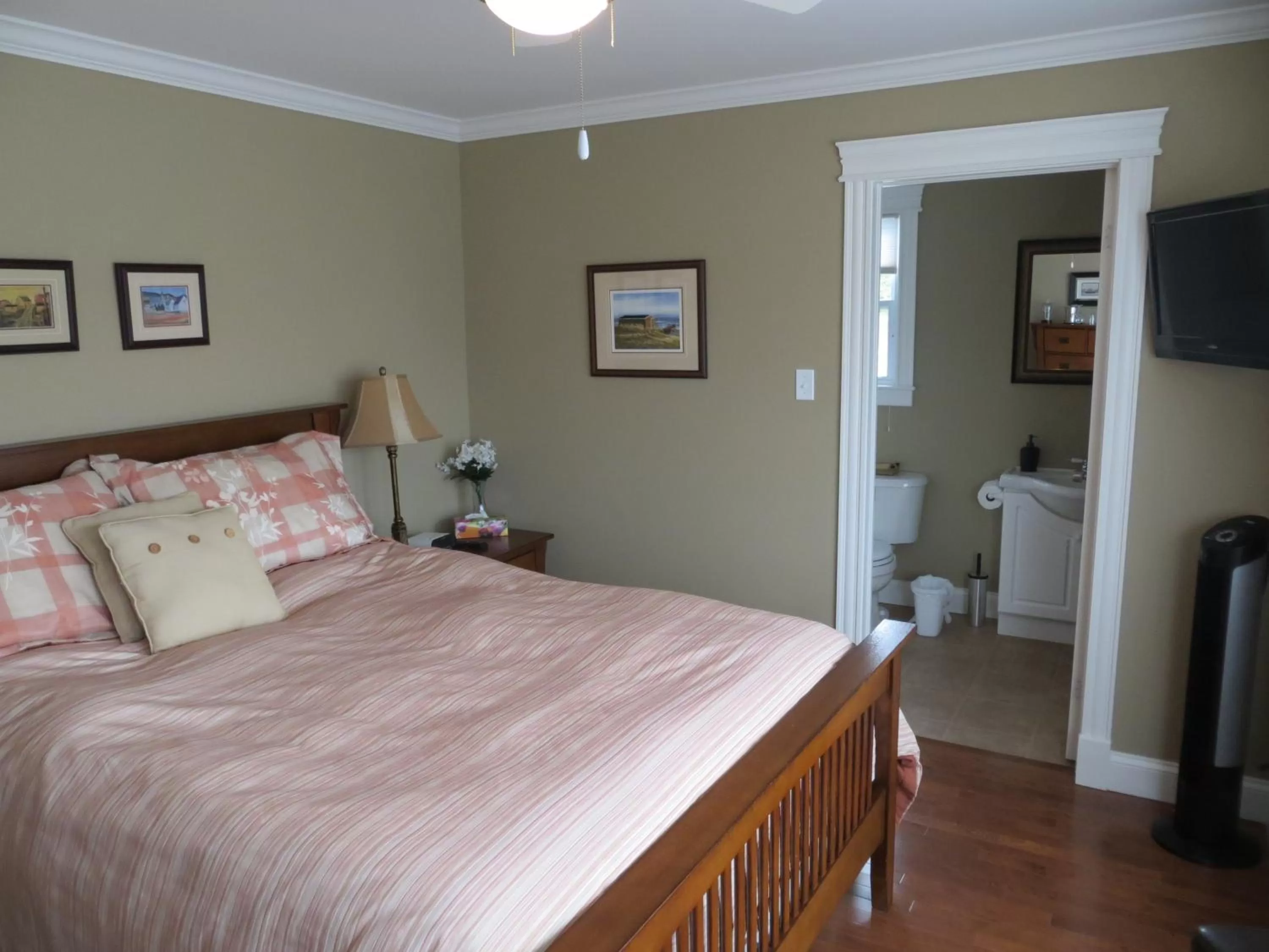 Photo of the whole room, Bed in Lancaster Inn B&B