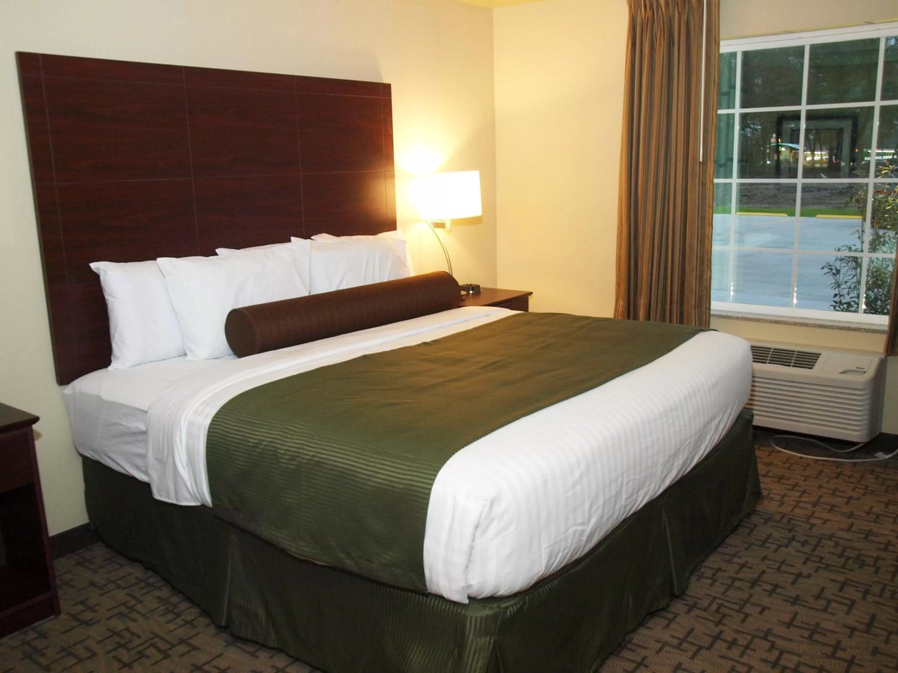 Bed in Cobblestone Inn & Suites - Vinton, LA