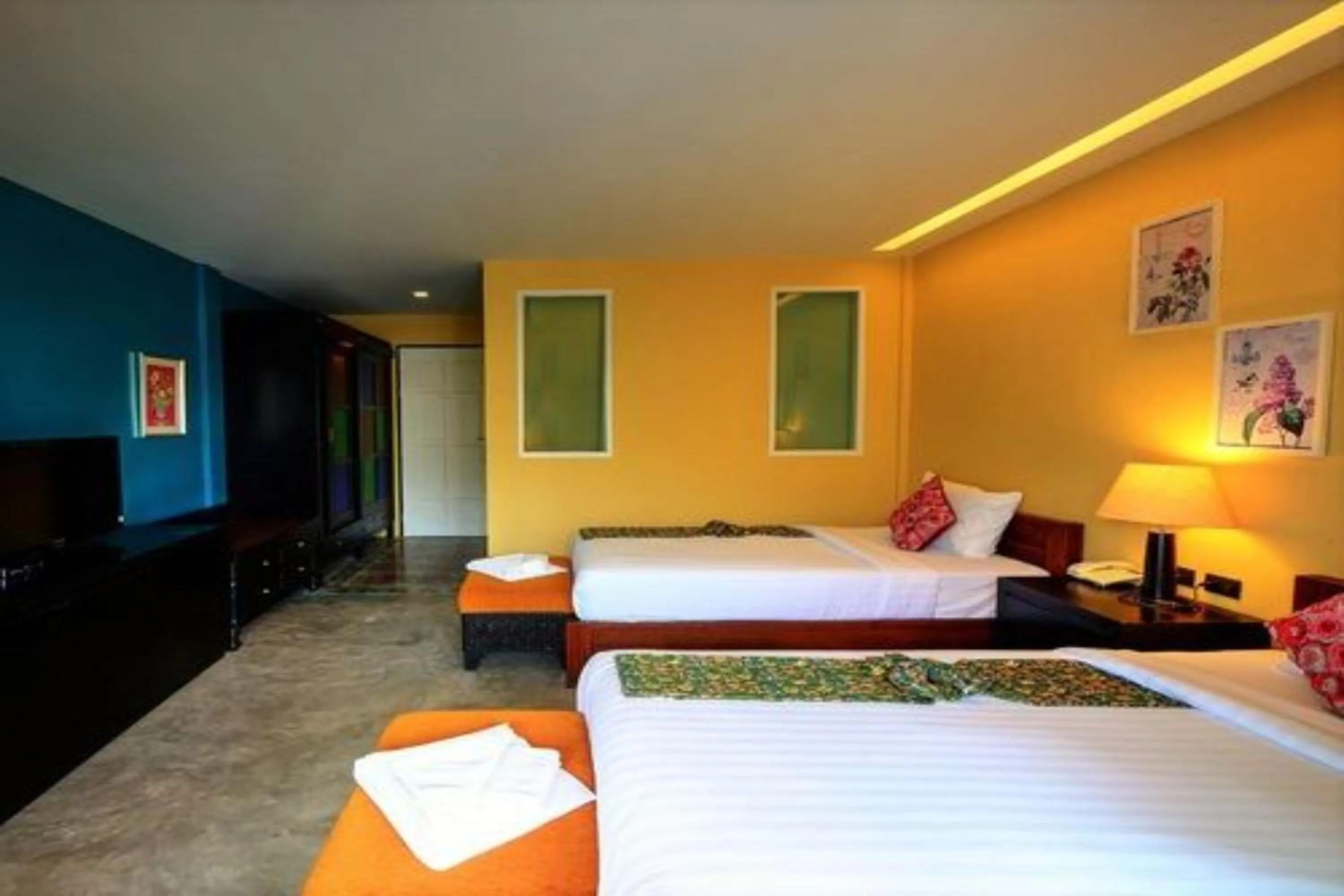 Photo of the whole room, Bed in Baan PhuAnda Phuket