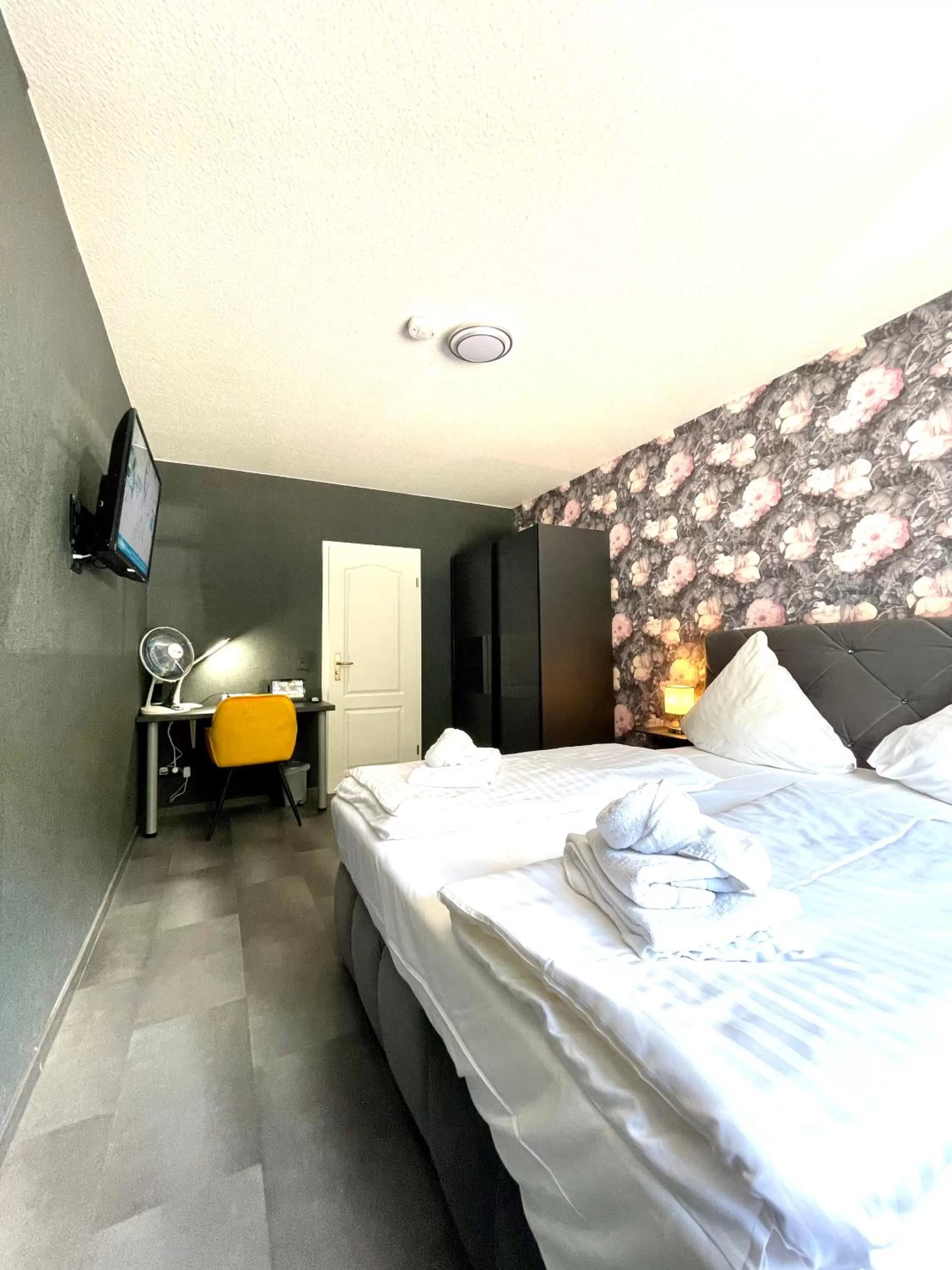 Photo of the whole room, Bed in DUA Hotel