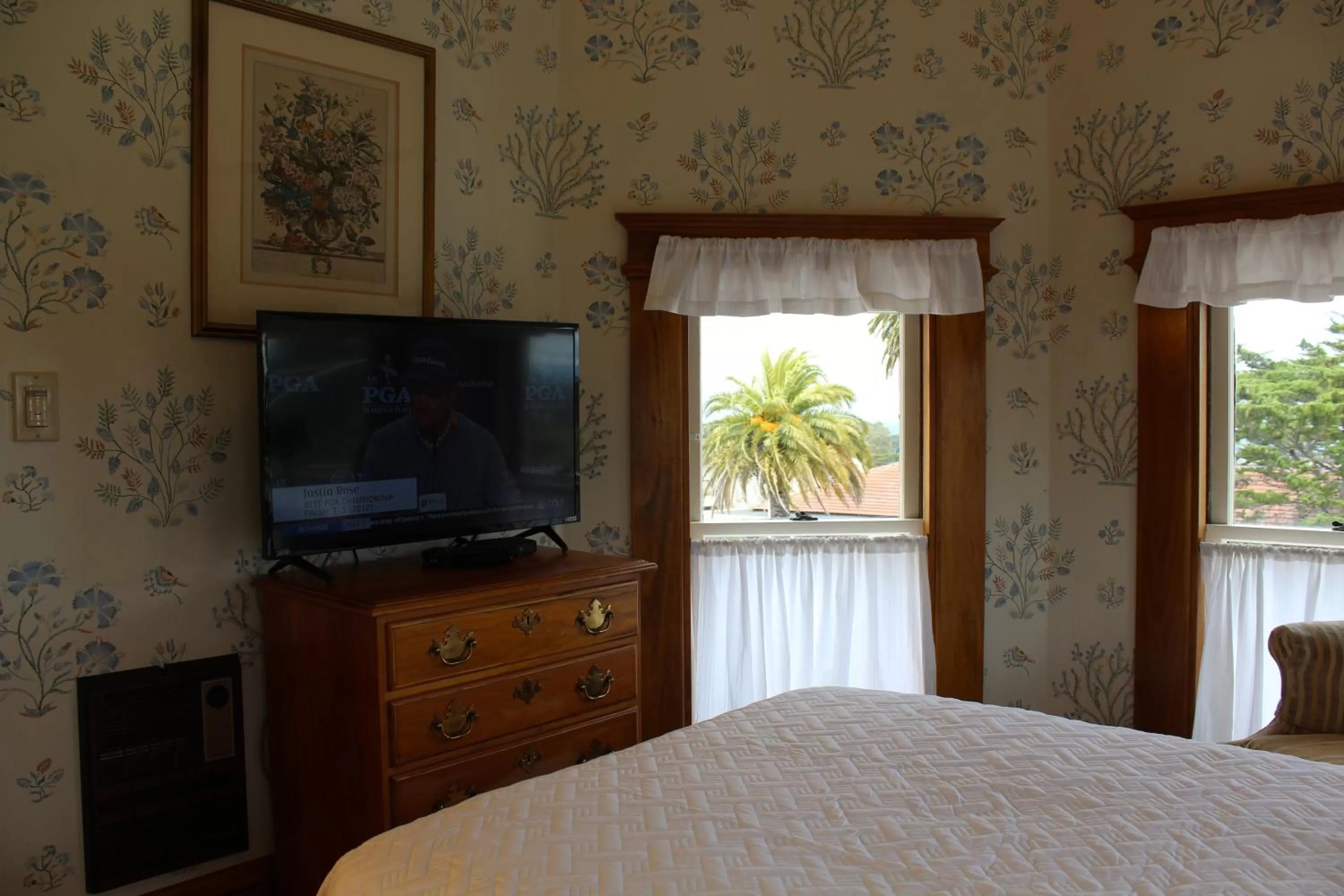 TV and multimedia, Bed in Pacific Grove Inn