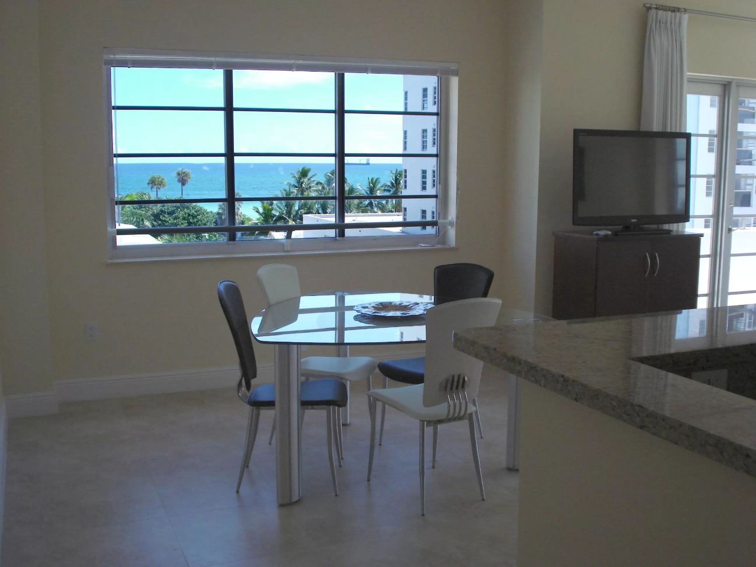 Kitchen or kitchenette, Dining Area in Westover Arms Hotel