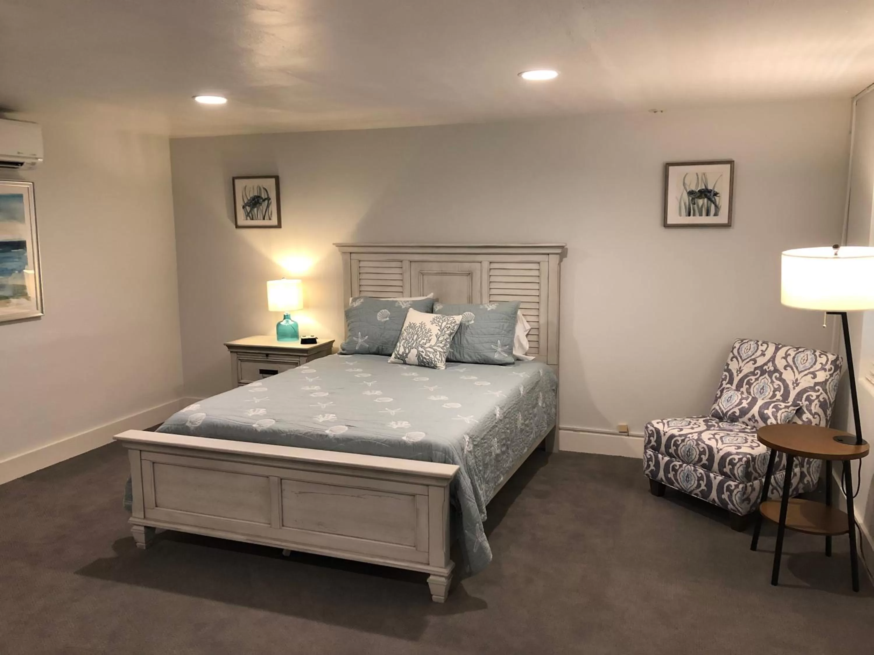 Bed in The Surf Beach Motel