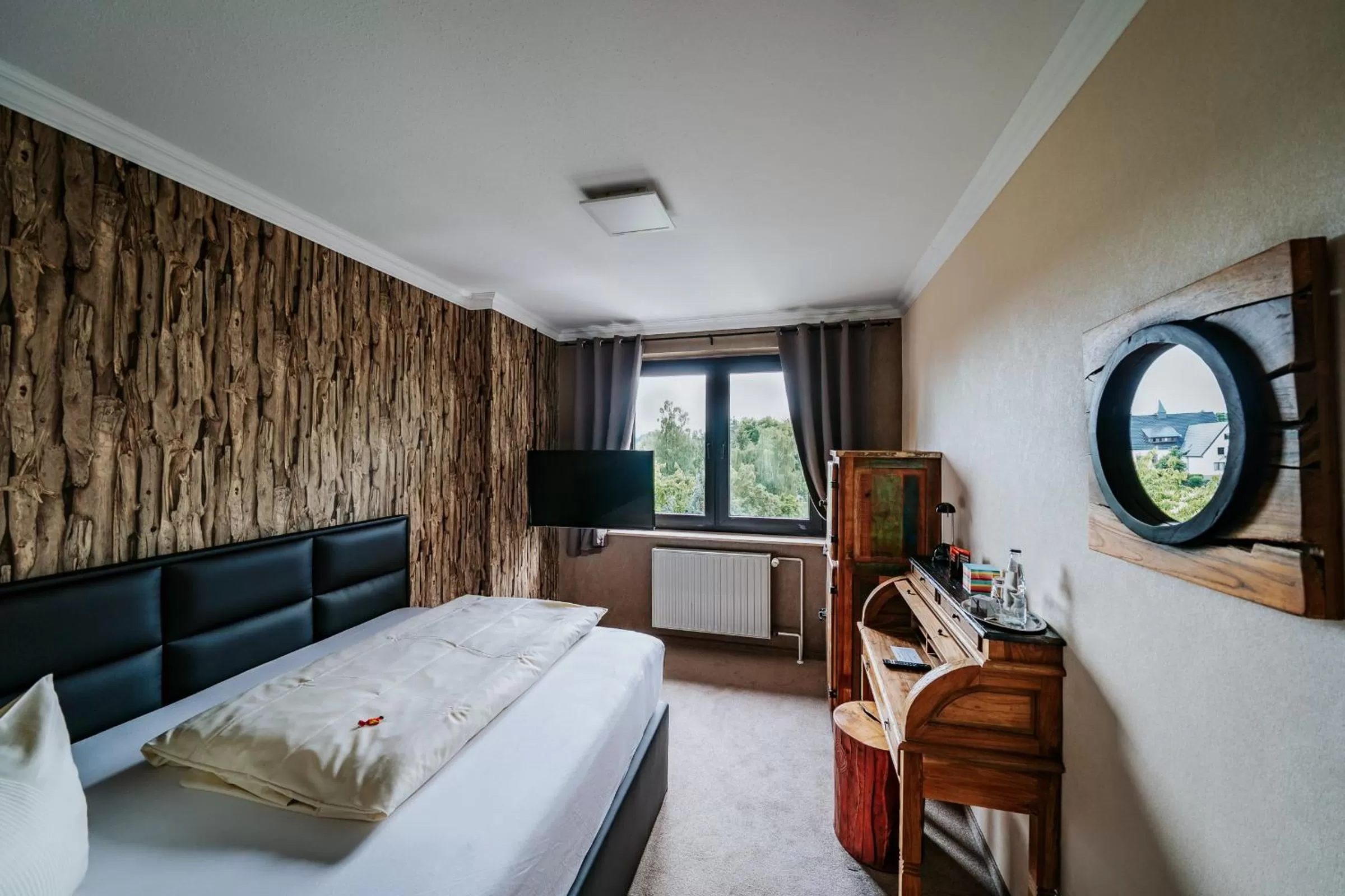 Photo of the whole room, Bed in RobrookS Hotel Garni