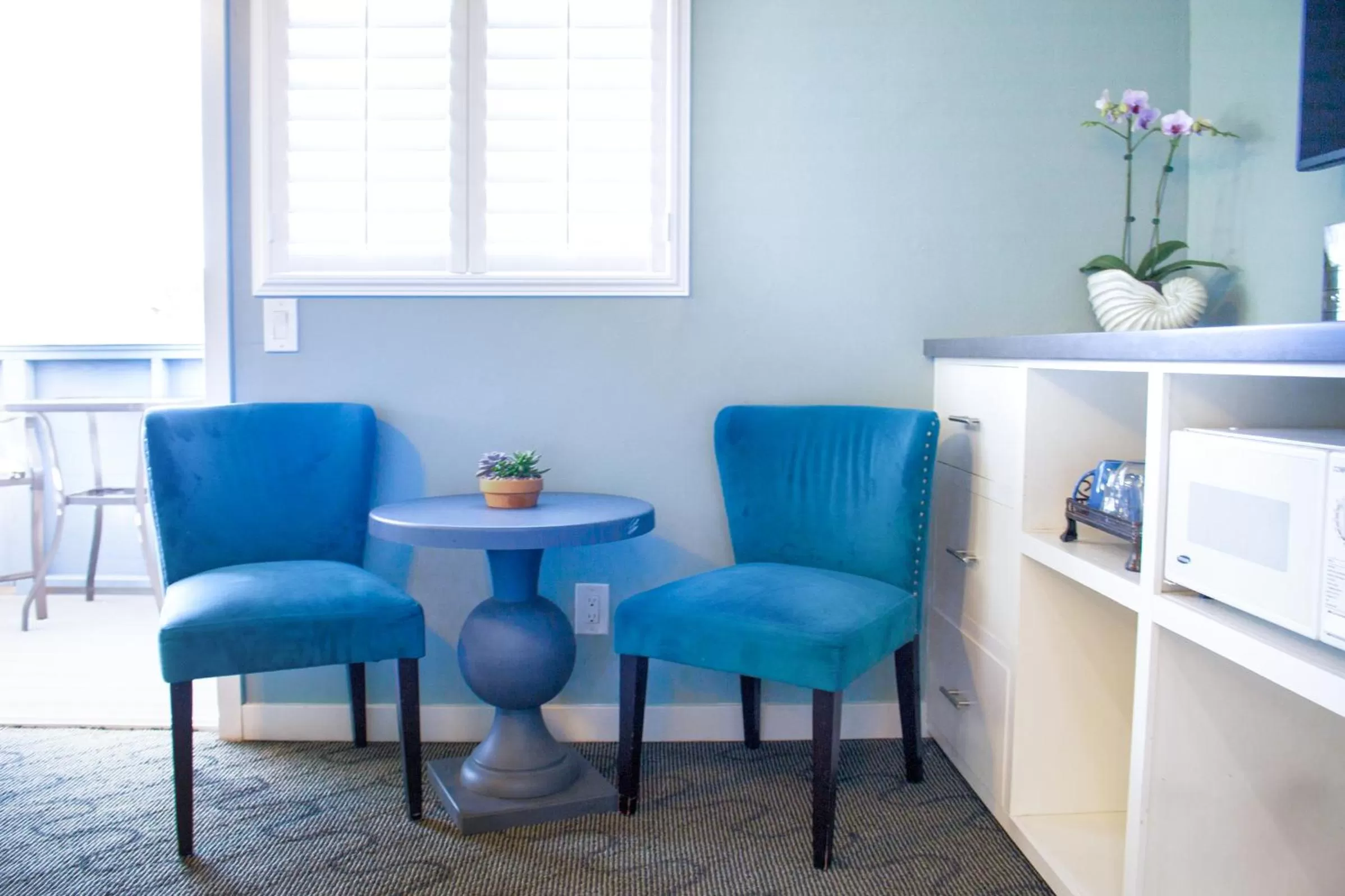 Seating area in Ocean Echo Inn & Beach Cottages