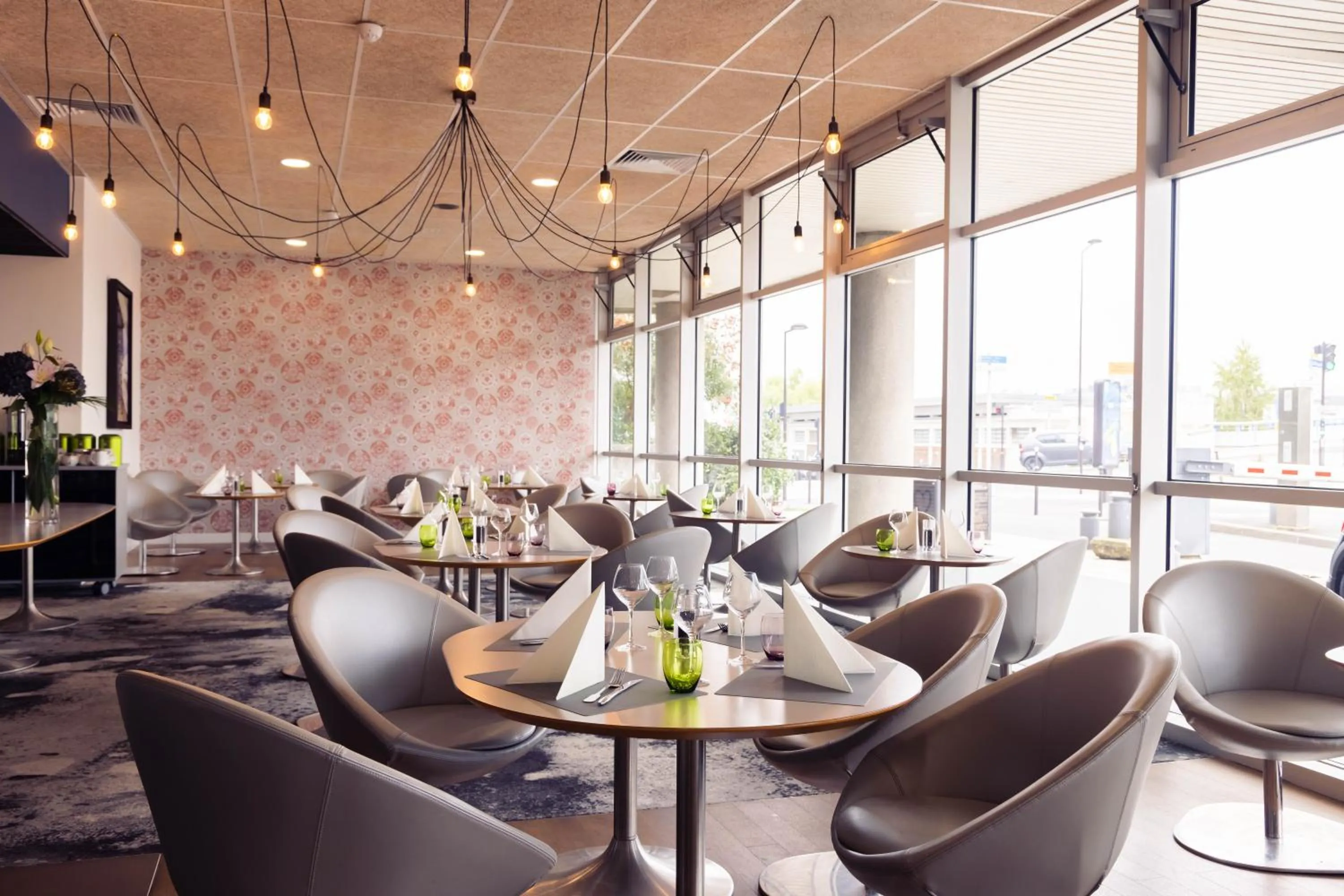 Restaurant/places to eat in Mercure Paris Ivry Quai De Seine