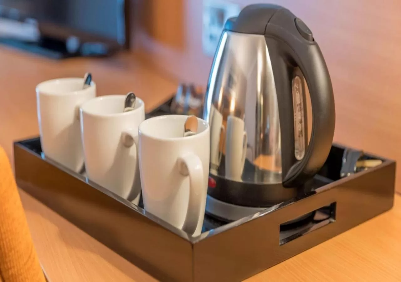 Coffee/tea facilities in Clayton Hotel Chiswick