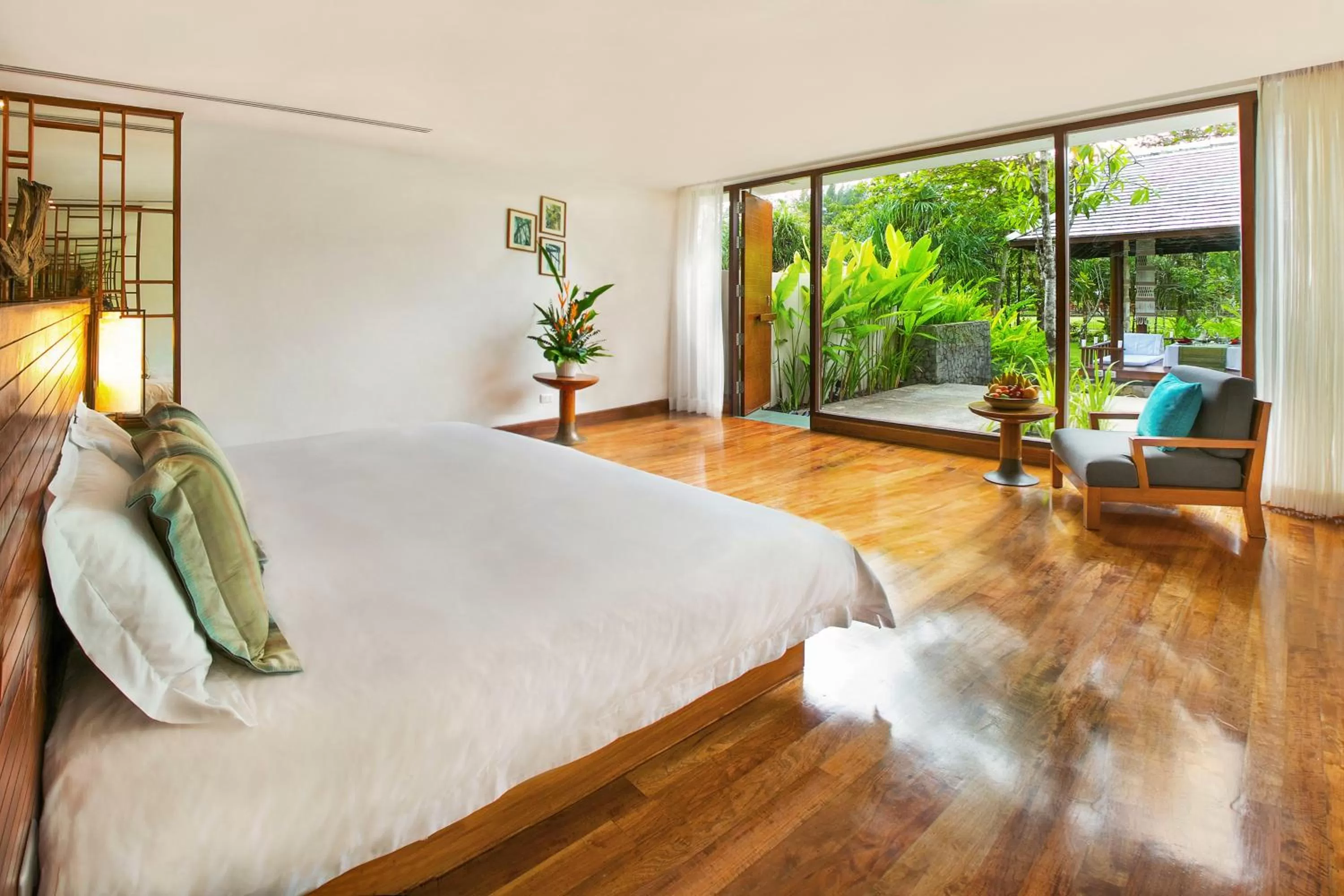 Photo of the whole room, Bed in The Sarojin