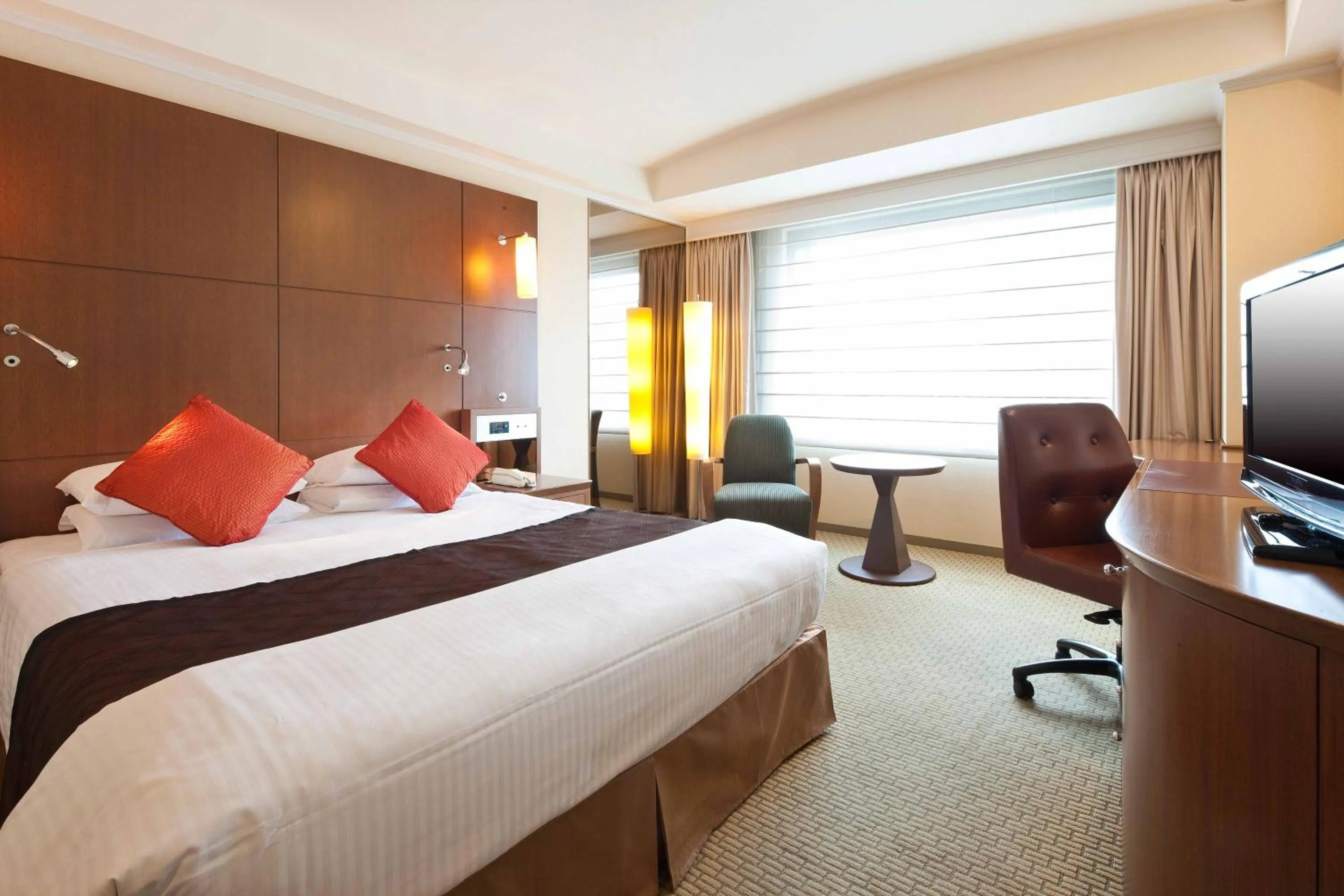 Photo of the whole room, Bed in Royal Park Hotel