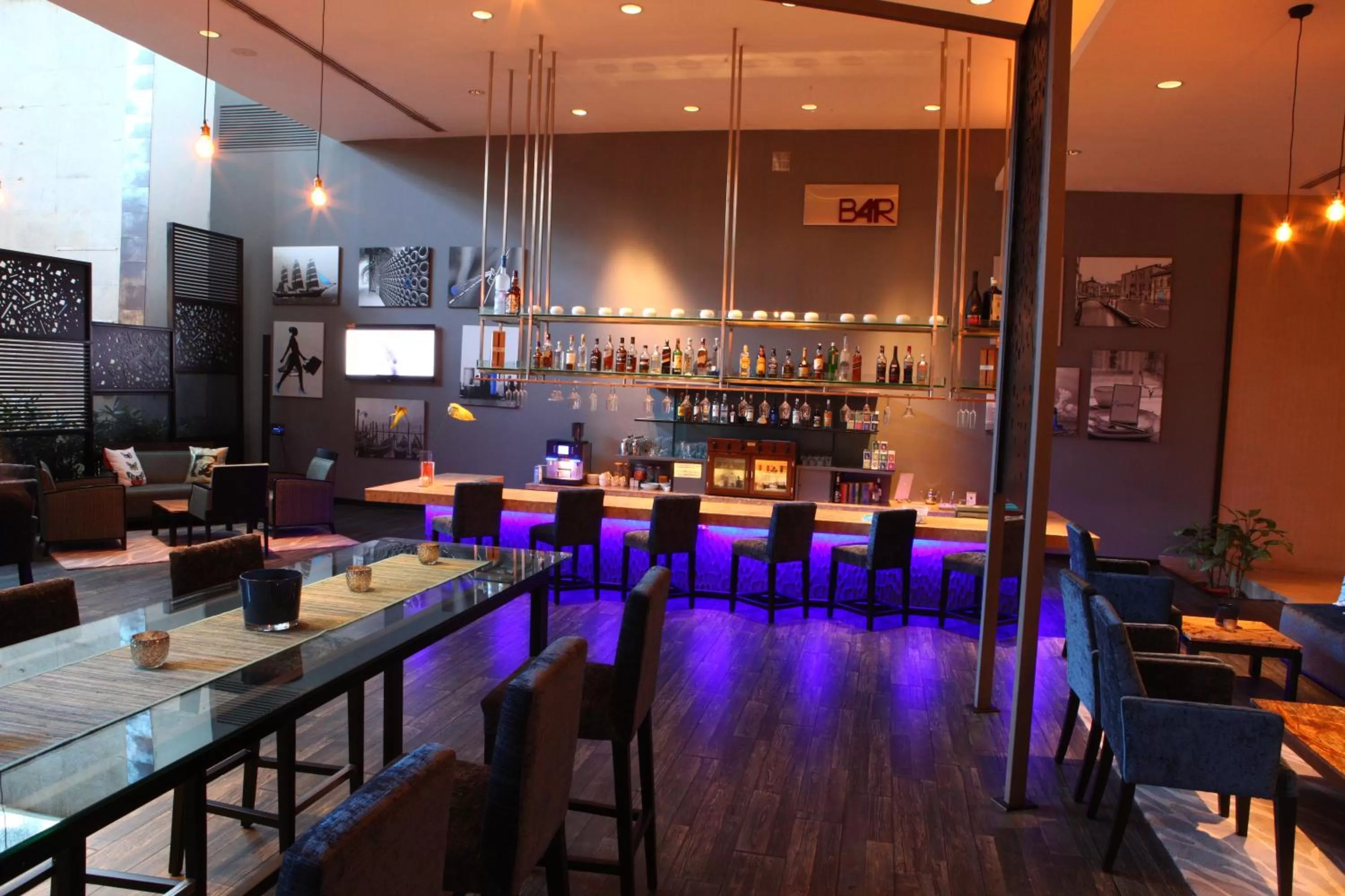 Lounge or bar in Radisson Blu Plaza Hotel Hyderabad Banjara Hills