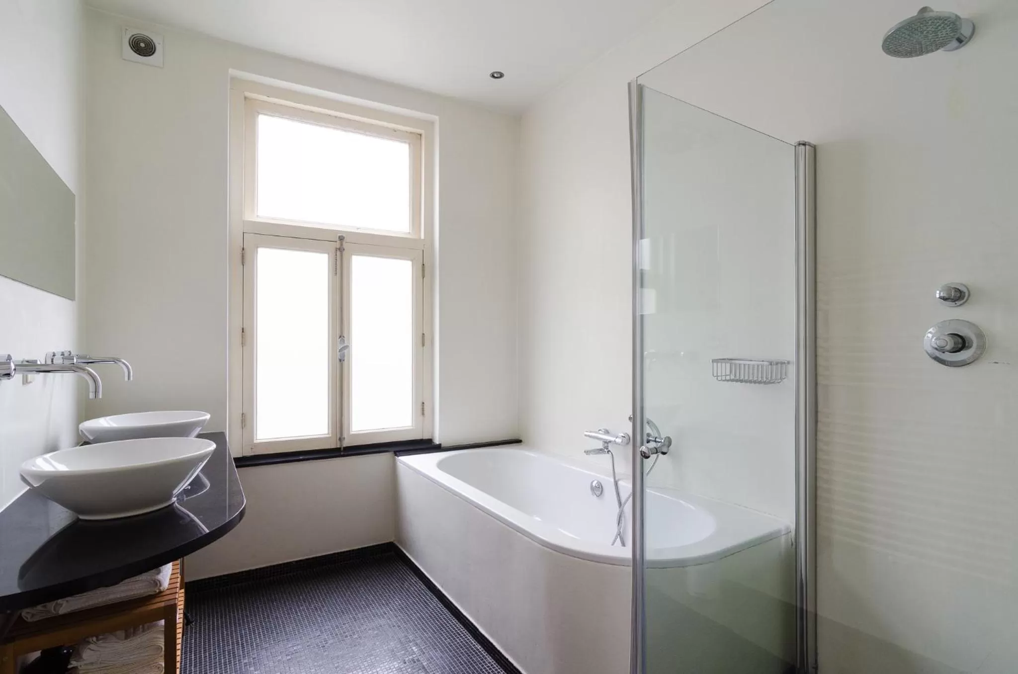 Day, Bathroom in Marnix Modern: Supercentral 8P